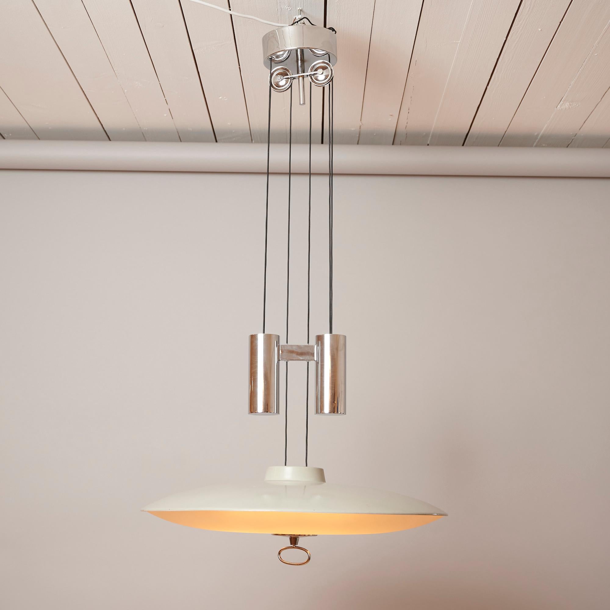 Rare counterbalance light by Max Ingrand for Fontana Arte. Model 1953

An elegant pendant light by Max Ingrand in full working order. 

Original grey paint.