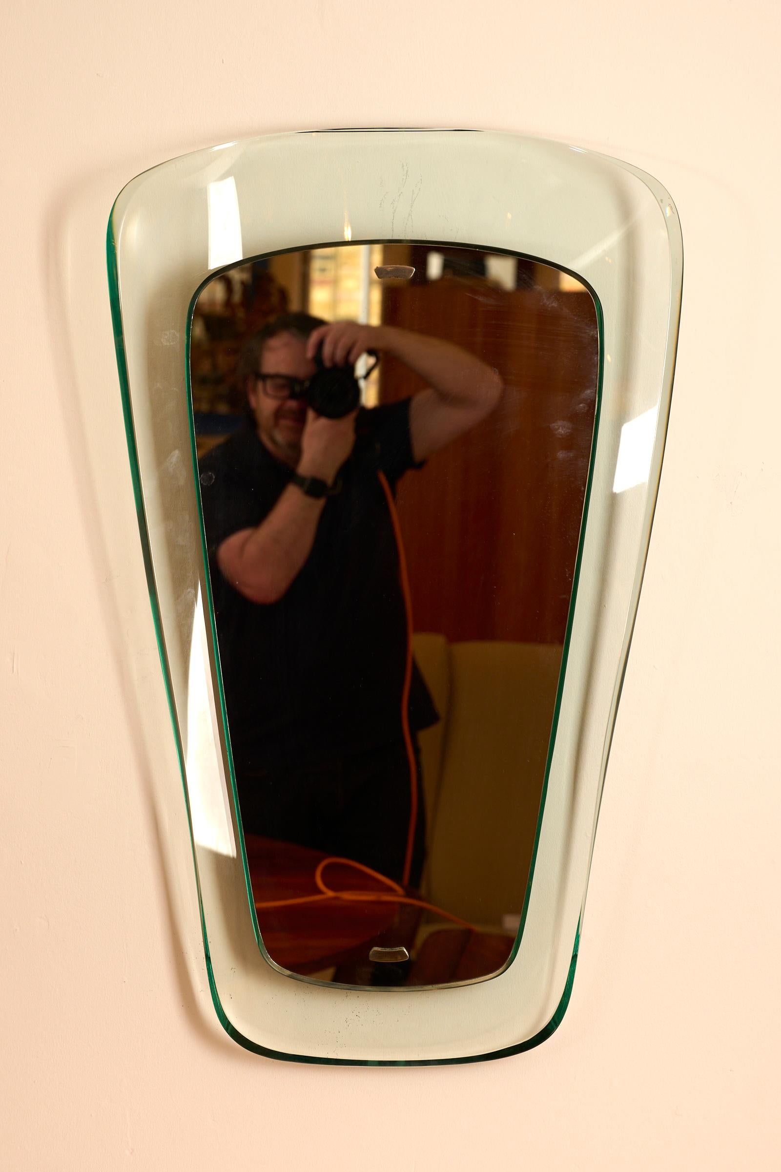 Spiegel von außergewöhnlicher Qualität aus dickem gebogenem Glas mit Spiegelplatte

Hergestellt von Fontana Arte, Mailand, Italien. Rückseite mit Papieretikett des Herstellers

Komplett mit Rückenplatte zum Aufhängen 