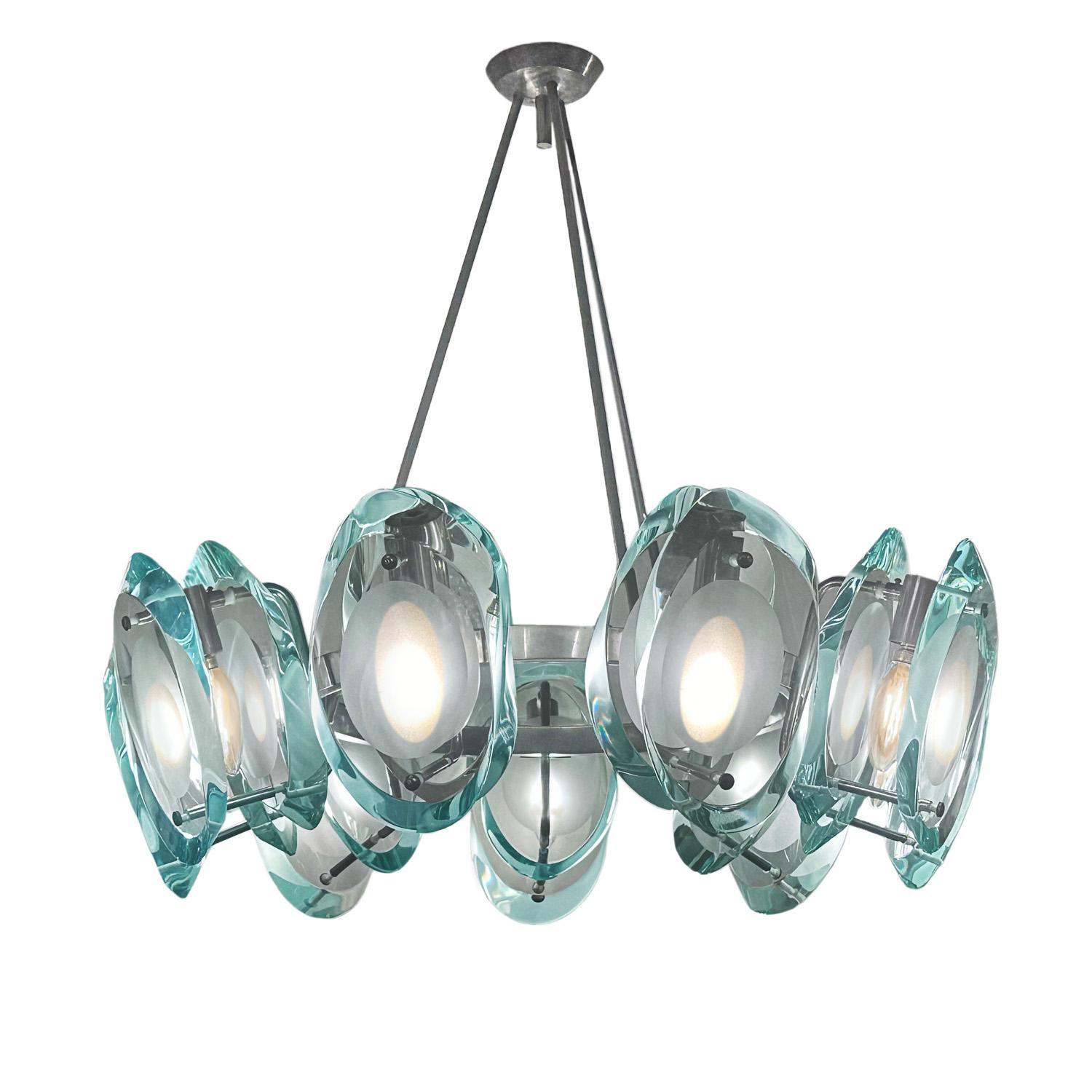Rare lustre modèle 1088 avec 9 ensembles de lentilles doubles en verre épais de Studio, sablé au centre pour diffuser la lumière et configuré autour d'un anneau suspendu en laiton nickelé. Conçu par Max Ingrand pour Fontana Arte. Italie 1959