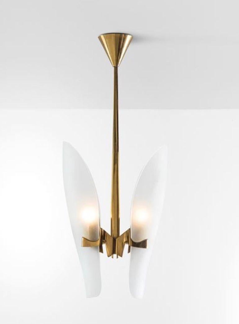 Una rara y elegante lámpara colgante vintage diseñada por Max Ingrand para Fontana Arte, Italia, hacia la década de 1960. Esta sofisticada luminaria presenta una escultural estructura de latón combinada con inserciones curvadas de cristal esmerilado