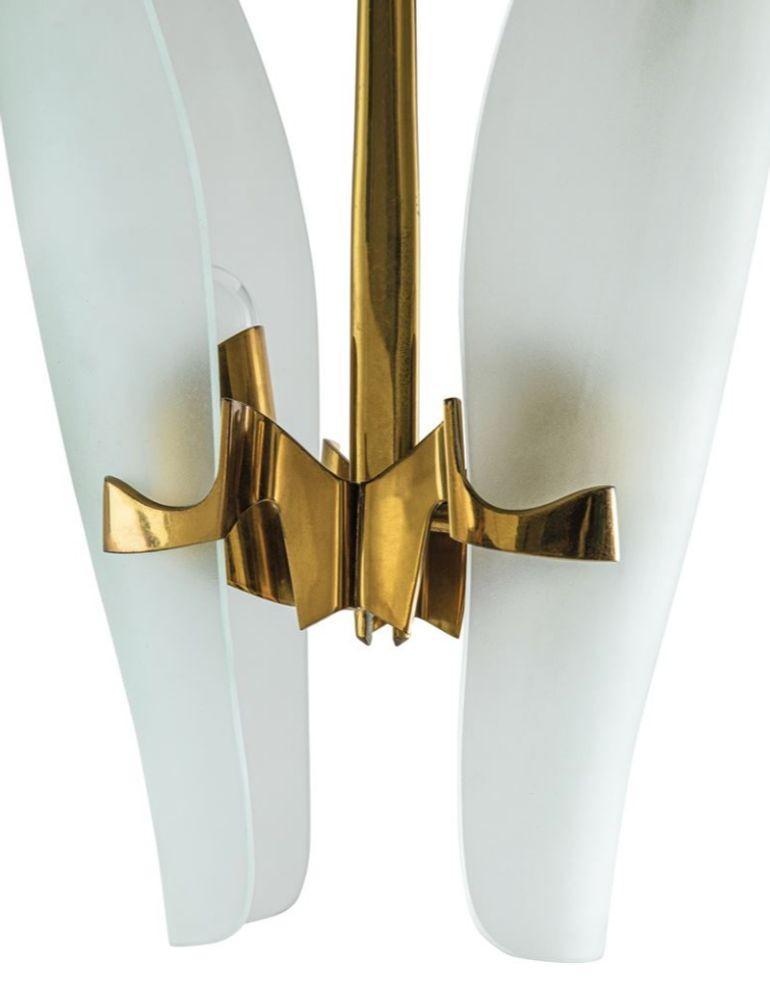 Raro colgante de Max Ingrand para Fontana Arte con cristal esmerilado curvado, Italia, años 60 en Bueno estado para la venta en Los Angeles, CA