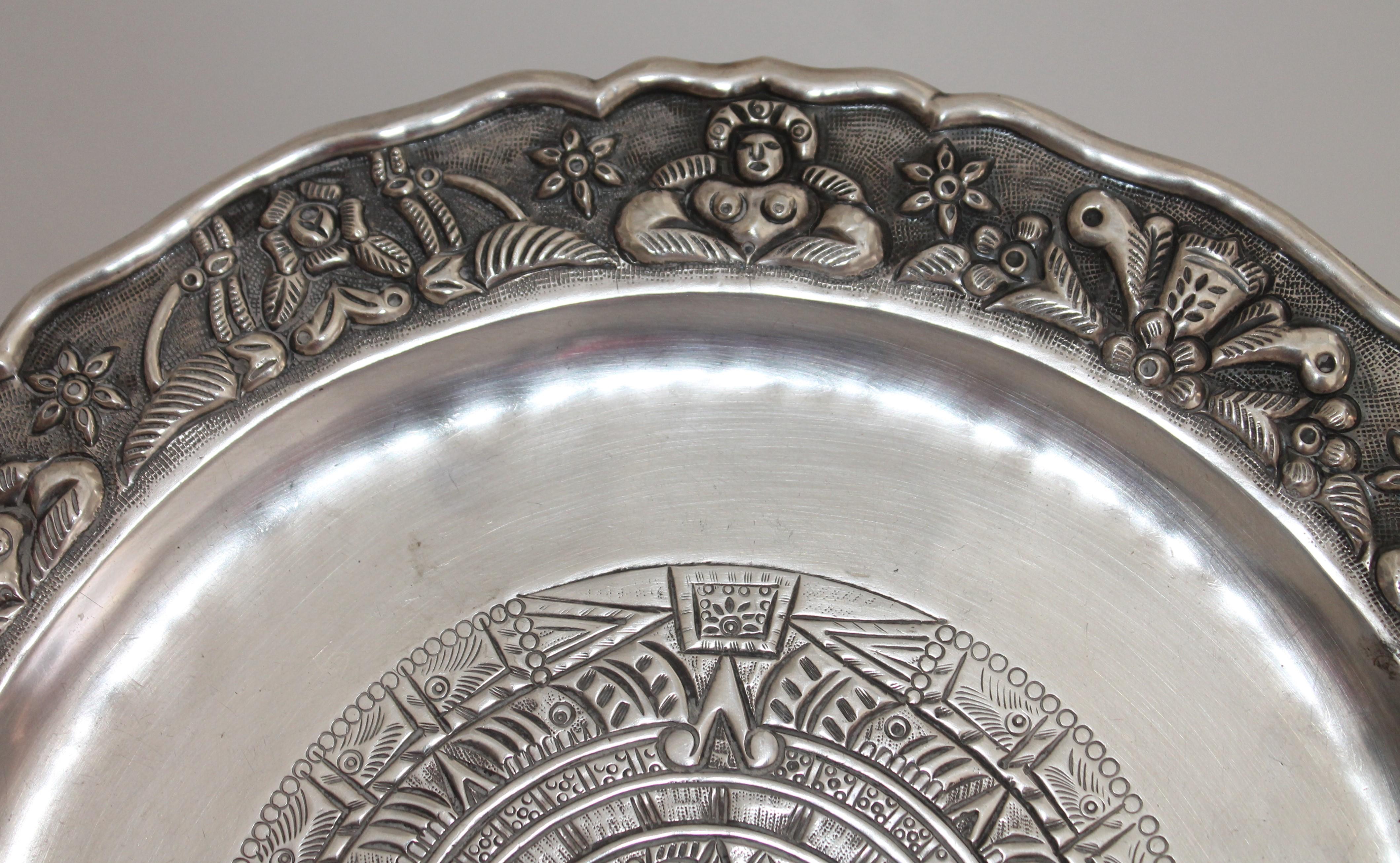 A rare find, Mexican Indian design Mayan sterling plate. Made in Mexico. Beautiful intricate design of the Mayan calendar. Great weight for the sterling silver plate.
Maciel based in Mexico manufactured high quality silver hollow ware and a limited