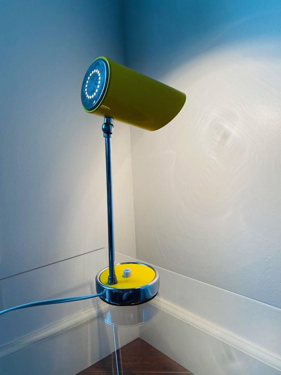 Rare lampe de bureau MC minimaliste jaune de l'ère spatiale en vente 3