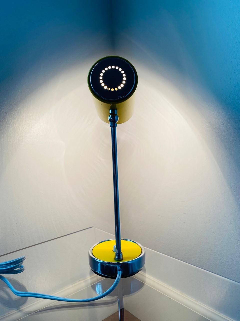 Rare lampe de bureau MC minimaliste jaune de l'ère spatiale en vente 4