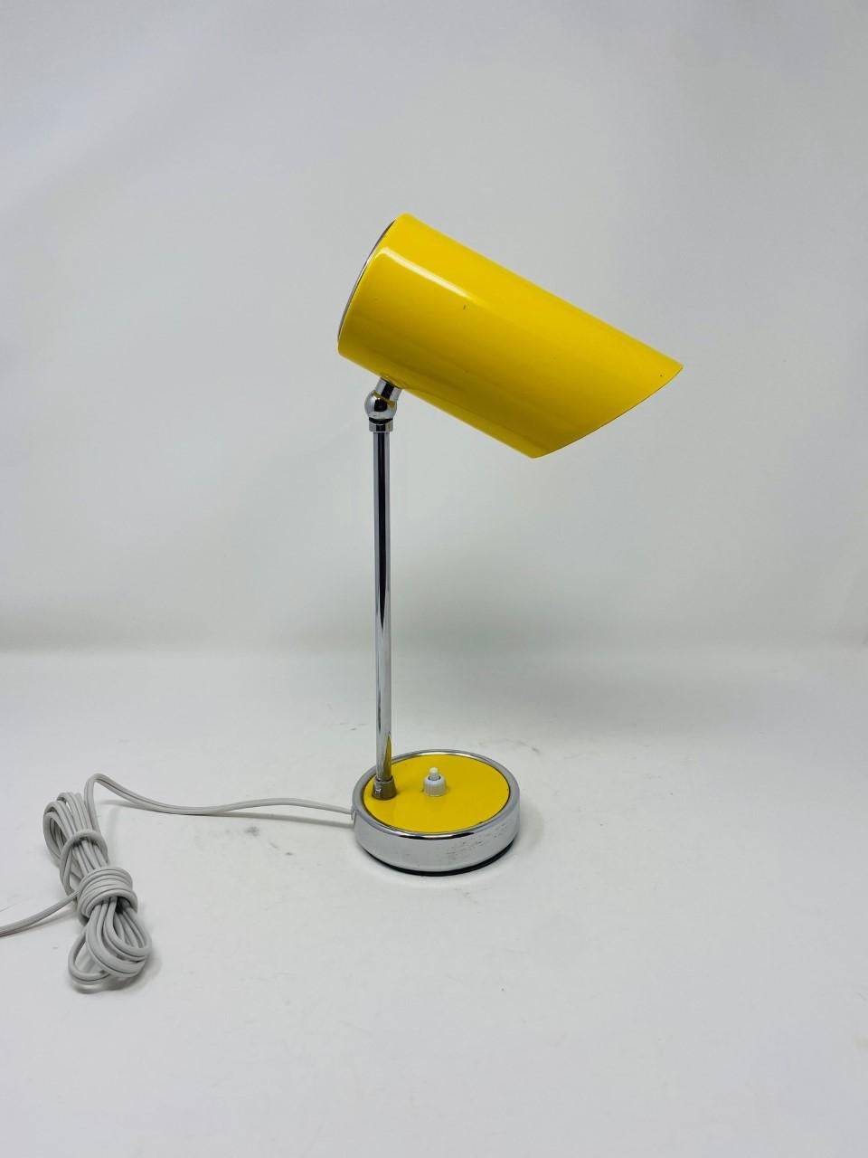 Danois Rare lampe de bureau MC minimaliste jaune de l'ère spatiale en vente