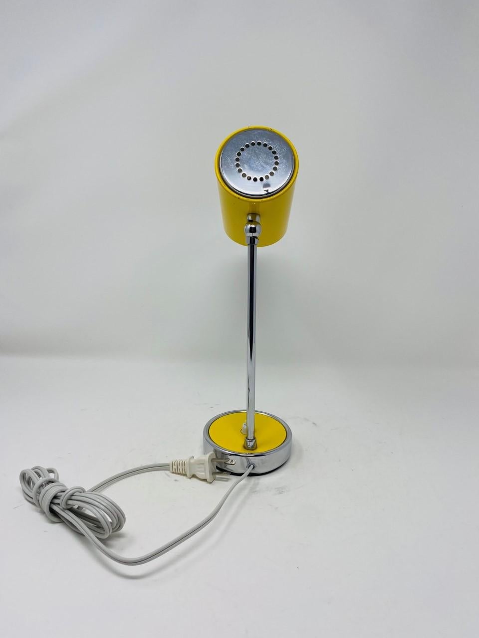 Rare lampe de bureau MC minimaliste jaune de l'ère spatiale Bon état - En vente à San Diego, CA