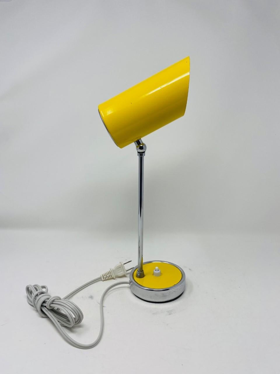 Chrome Rare lampe de bureau MC minimaliste jaune de l'ère spatiale en vente