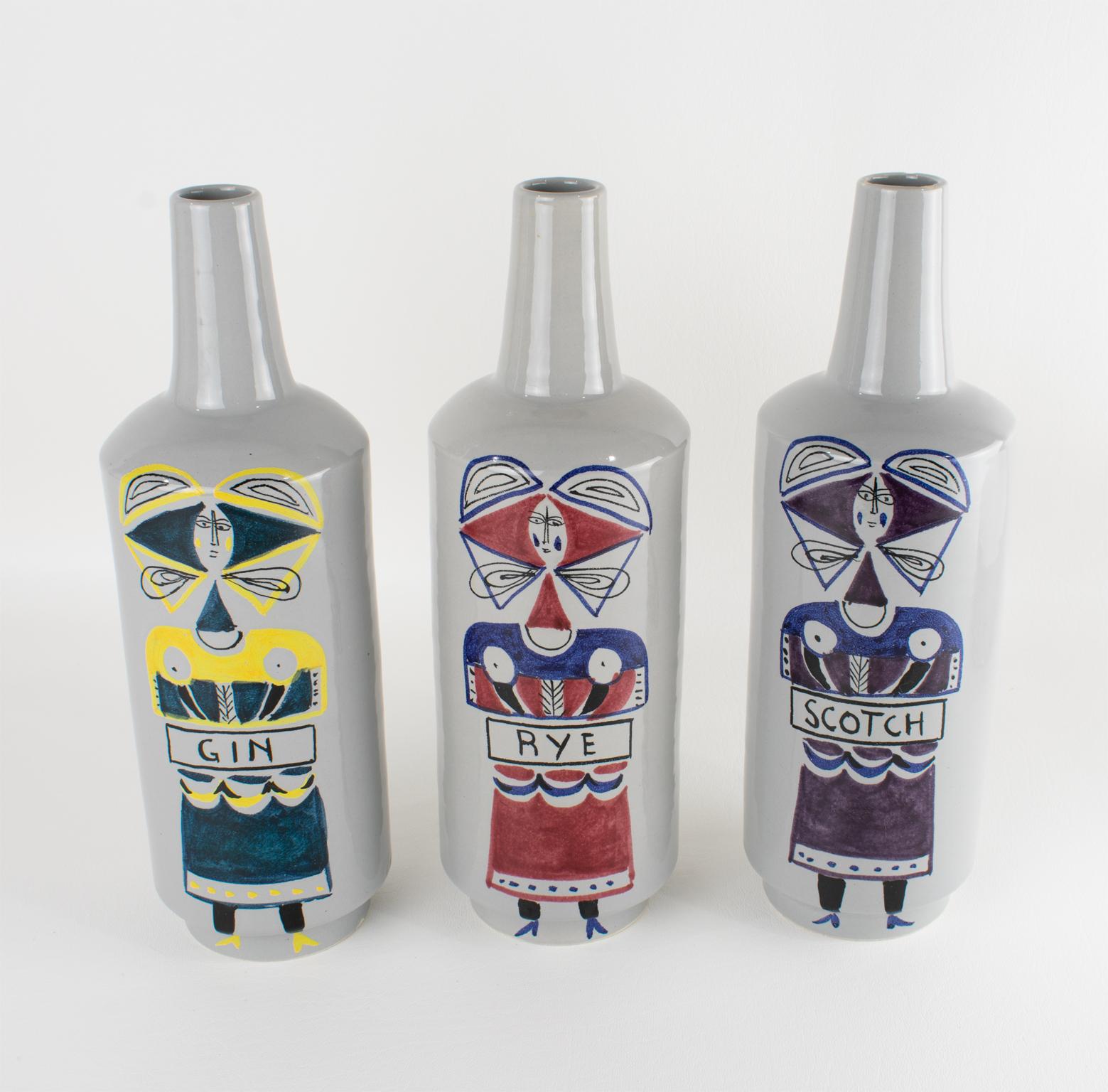 Ce superbe ensemble de trois bouteilles de spiritueux en céramique moderniste est signé Raymor. Ces pièces rares du milieu du siècle ont été fabriquées en Italie vers 1950. Chaque carafe est ornée d'une figure peinte dans un mélange de couleurs