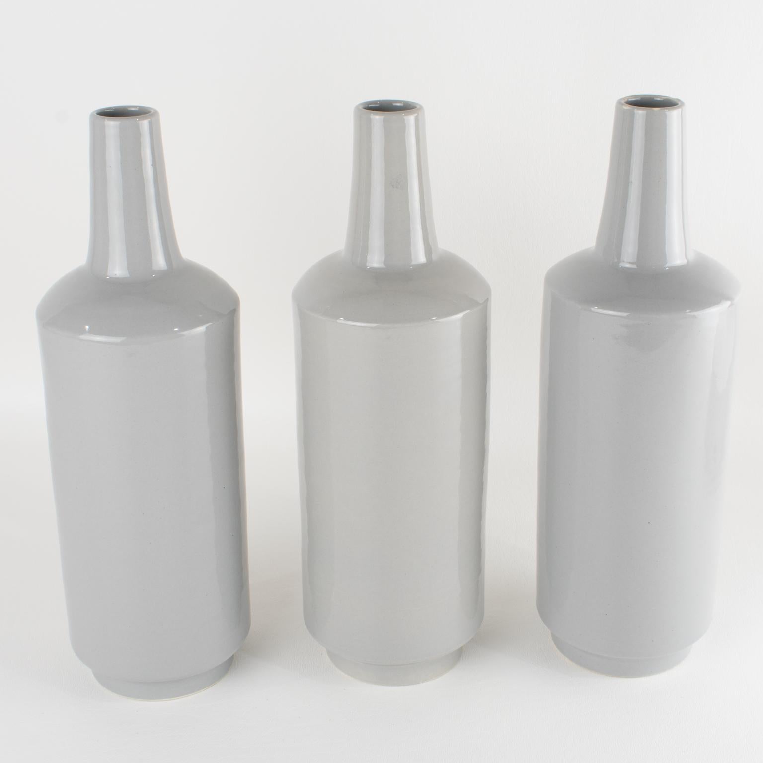 Mid-Century Modern Rare bouteille de spiritueux en céramique MCM par Raymor, circa 1950, un Trio en vente