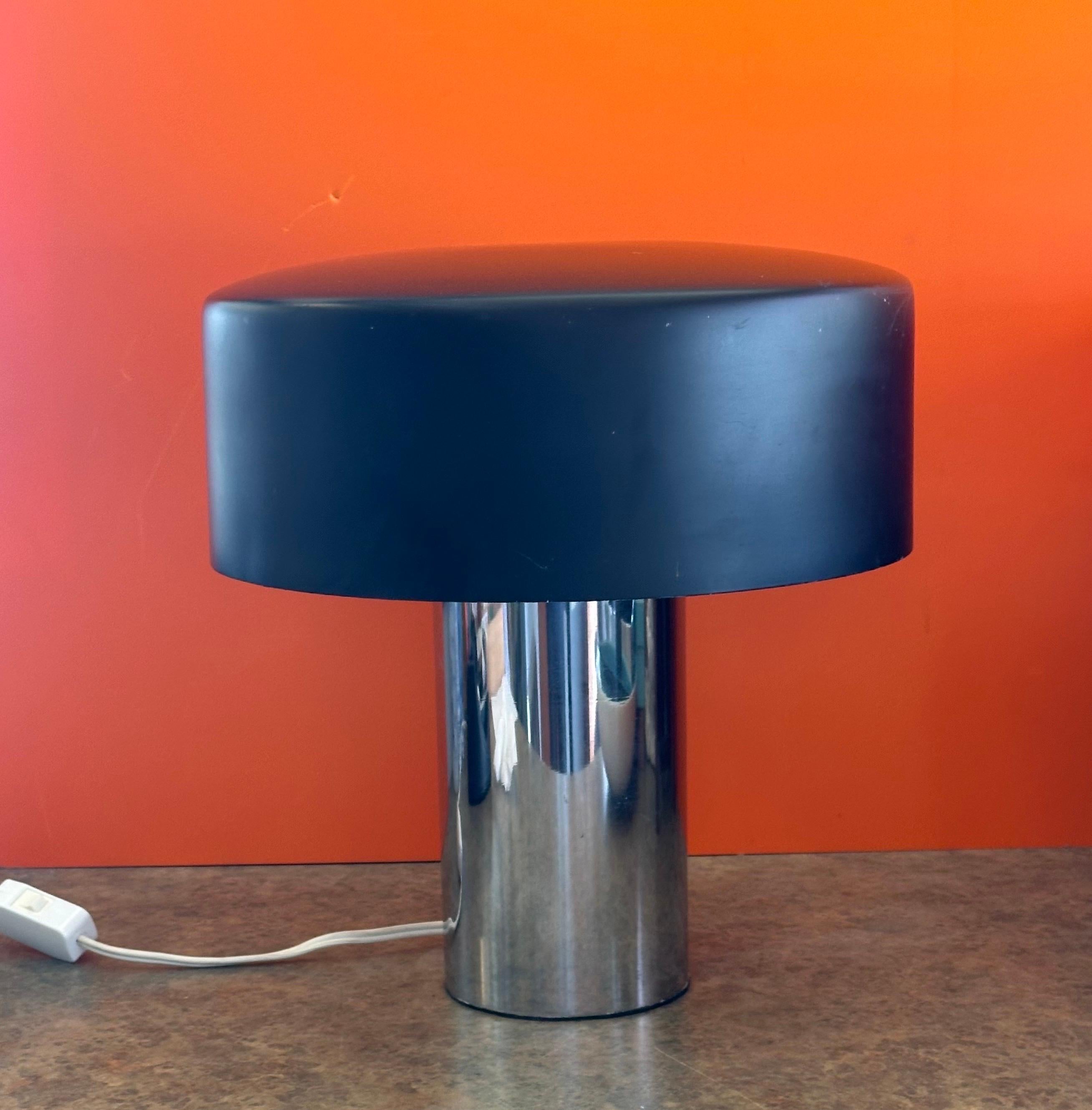Seltene MCM Chrom-Tischlampe mit schwarzem Metallschirm von Giuseppe Ostuni für O-Luce, selten im Angebot 9