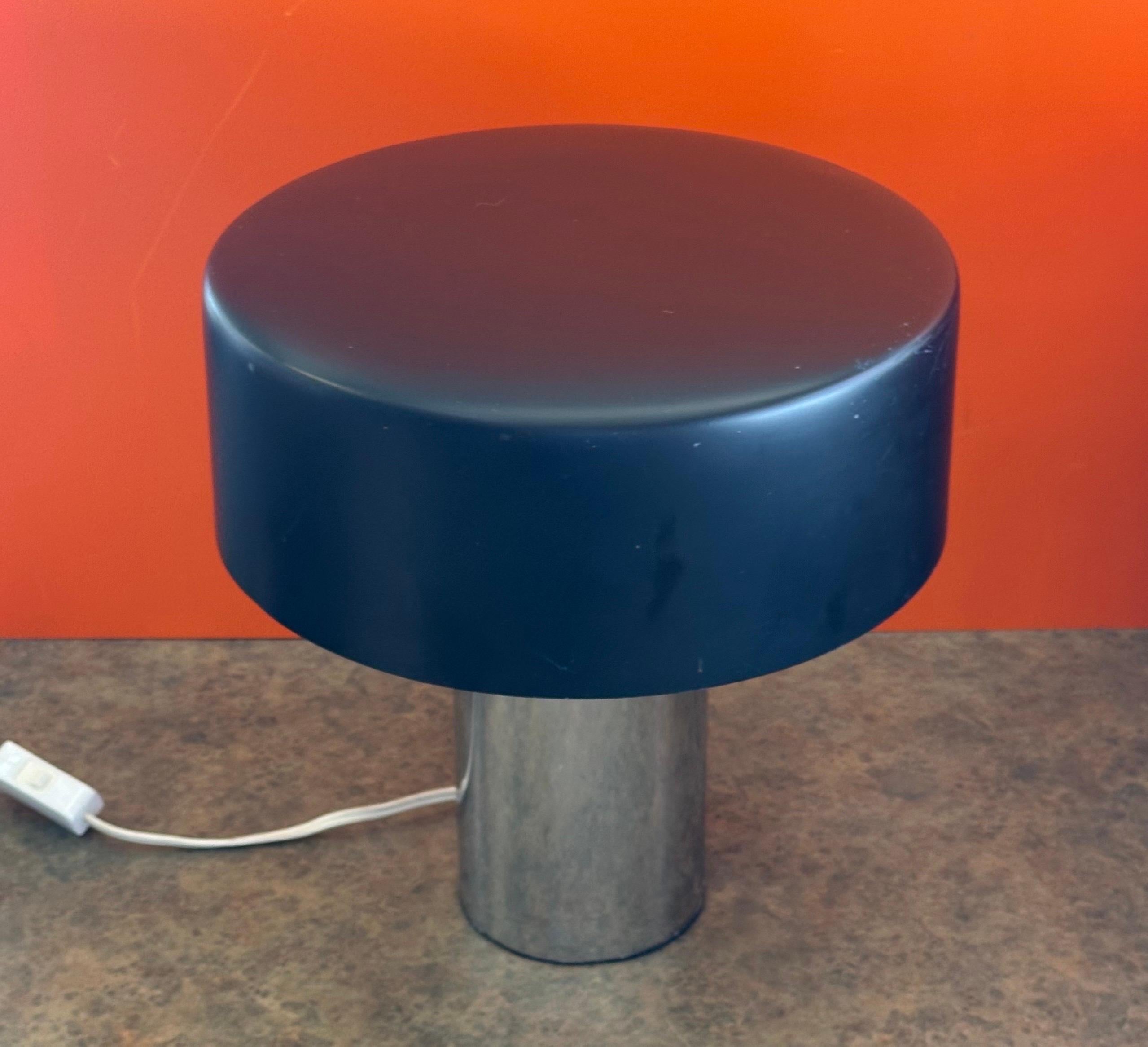 Seltene MCM Chrom-Tischlampe mit schwarzem Metallschirm von Giuseppe Ostuni für O-Luce, selten im Zustand „Gut“ im Angebot in San Diego, CA