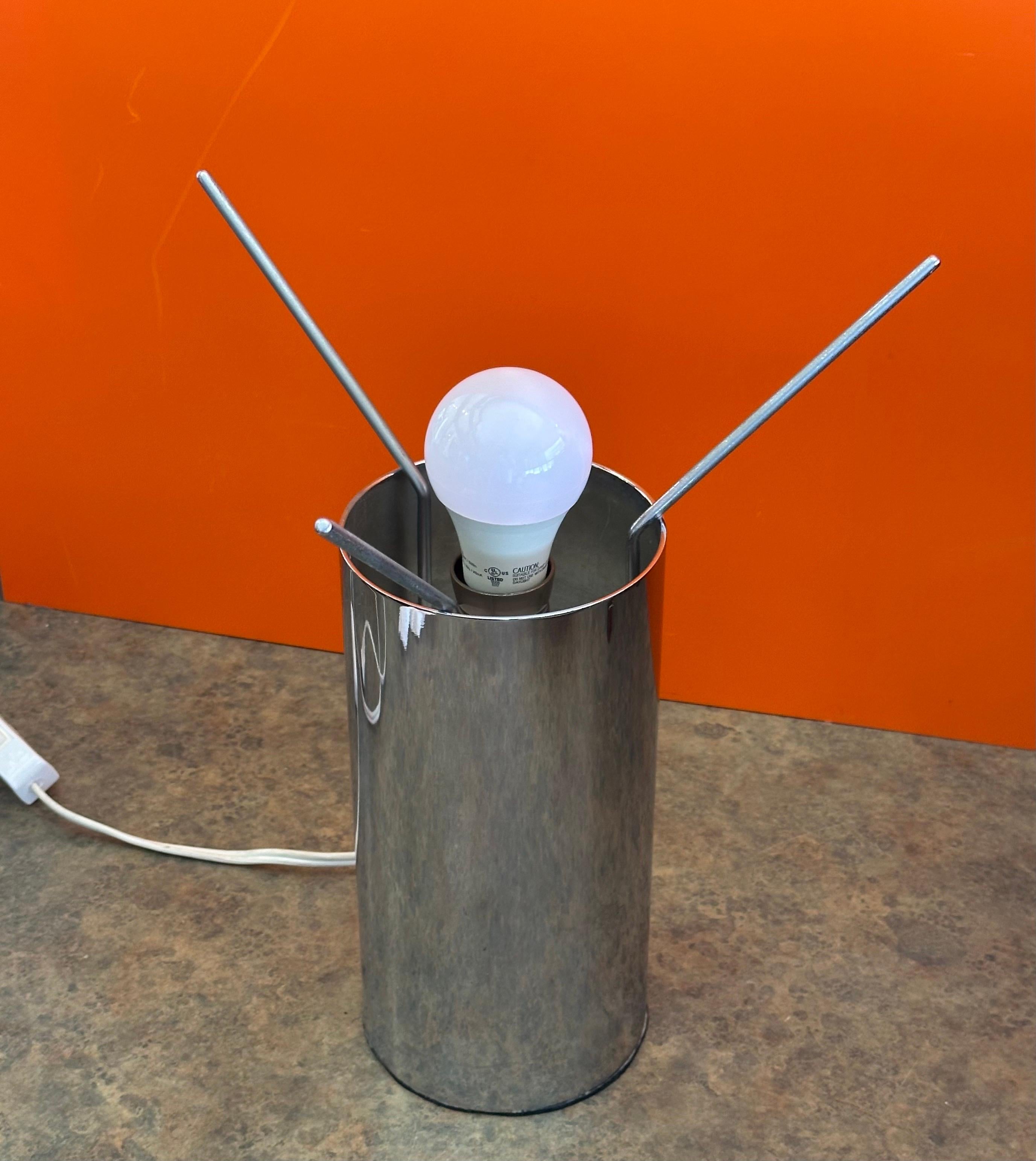 Seltene MCM Chrom-Tischlampe mit schwarzem Metallschirm von Giuseppe Ostuni für O-Luce, selten im Angebot 2