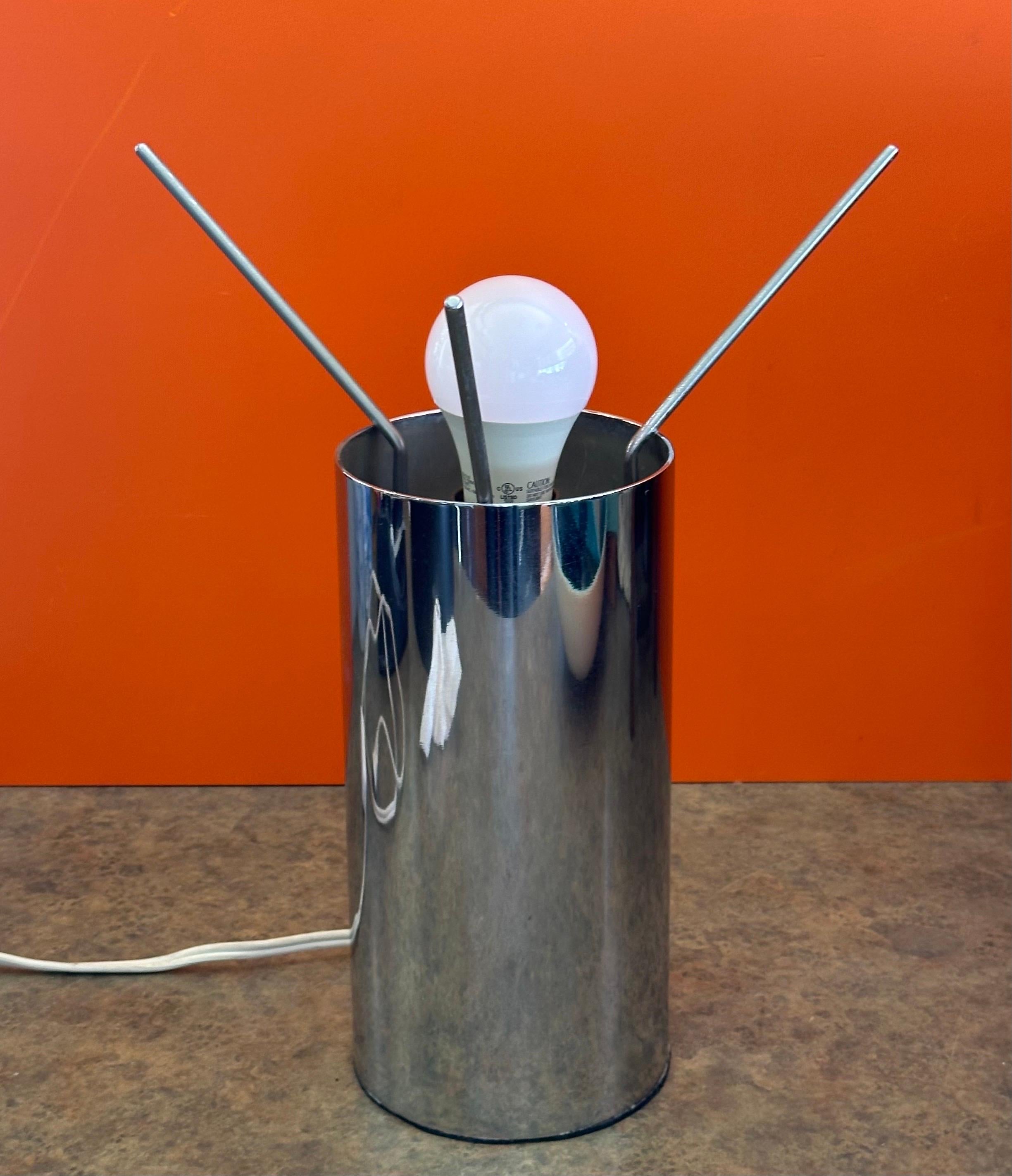 Seltene MCM Chrom-Tischlampe mit schwarzem Metallschirm von Giuseppe Ostuni für O-Luce, selten im Angebot 3