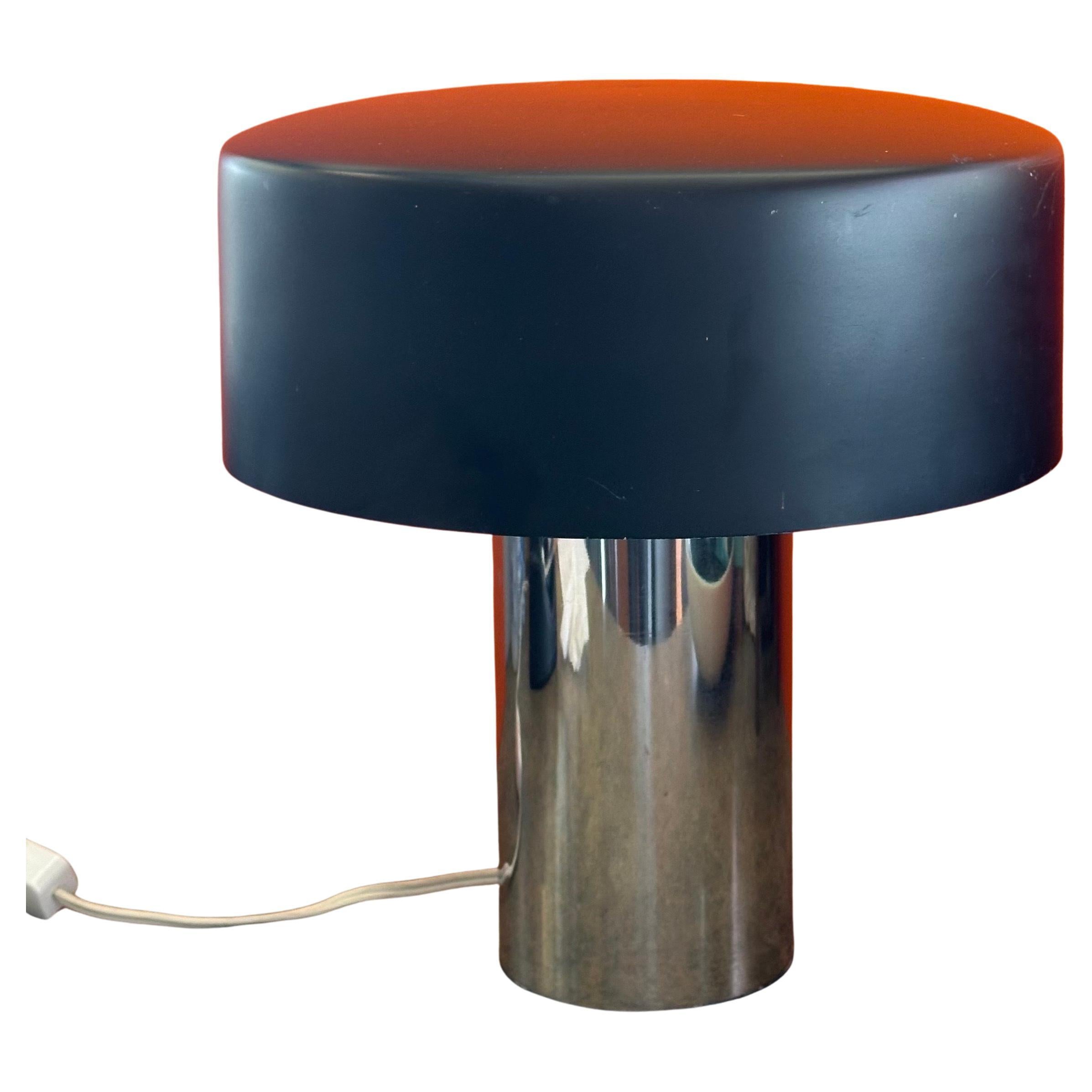 Seltene MCM Chrom-Tischlampe mit schwarzem Metallschirm von Giuseppe Ostuni für O-Luce, selten im Angebot