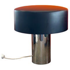 Rara lámpara de mesa MCM cromada con pantalla de metal negro de Giuseppe Ostuni para O-Luce