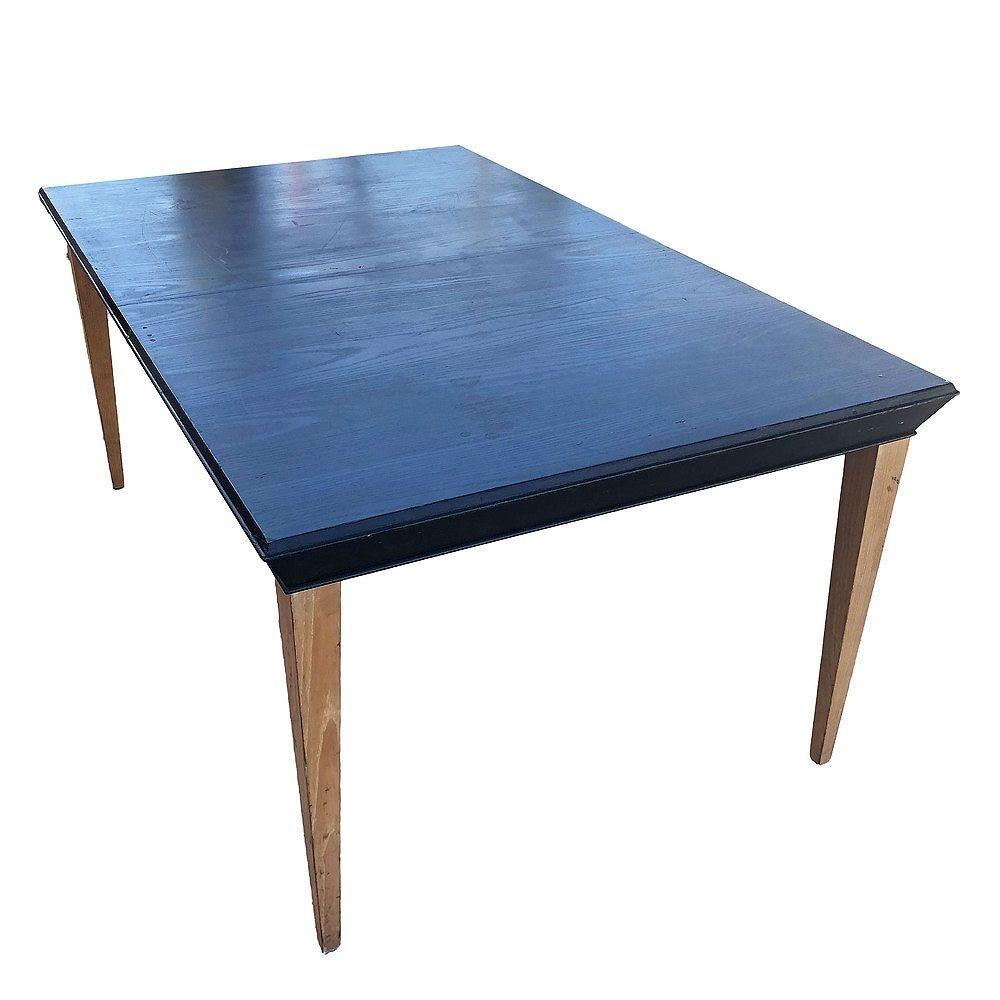 Table de salle à manger en bois d'érable simplement et élégamment sculptée avec des pieds pointus et un plateau teinté noir par Douglas Snelling, fabriqué à Sydney. La table se caractérise par des pieds carrés effilés qui soutiennent un plateau