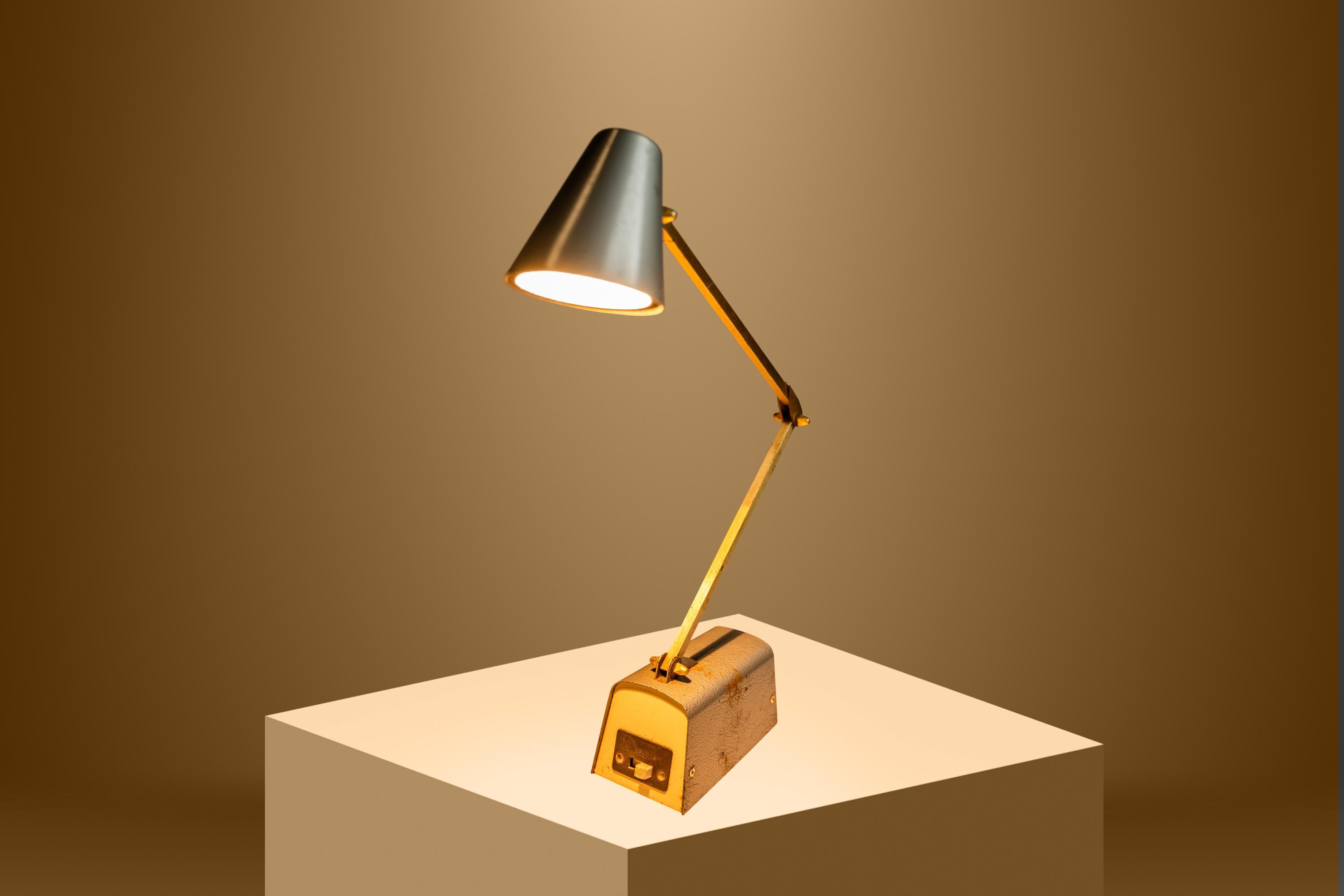 Rare MCM Model 3165 Industrial Tensor Desk Lamp by Dazor, USA, c. 1960's In Good Condition For Sale In Deland, FL