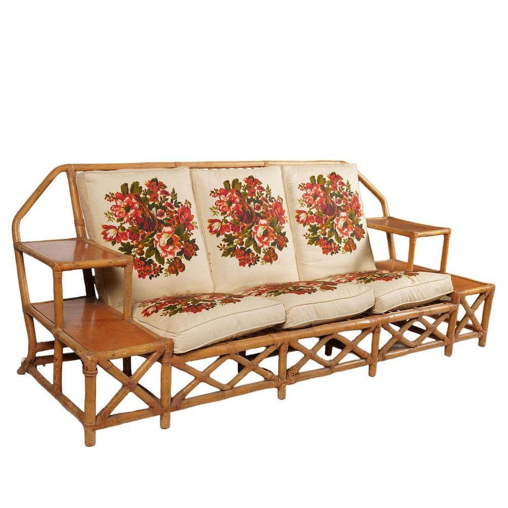 Cet ensemble de salon en rotin du milieu du siècle, inspiré par Paul Frankl et magnifiquement restauré, comprend une chaise longue et un canapé 3 places avec des tables d'appoint intégrées à 2 niveaux et un ottoman assorti. L'ensemble comprend un