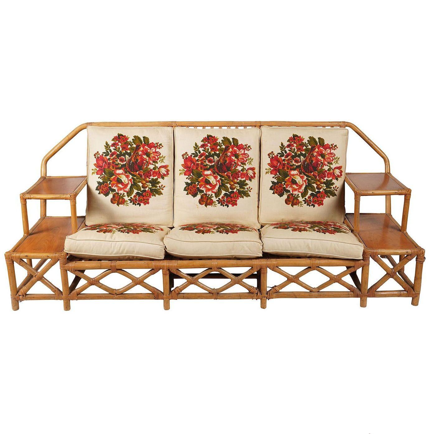 Mid-Century Modern Rare MCM Canapé Chaise Ottomane en rotin à gradins Ensemble de salon avec tables d'appoint encastrées en vente
