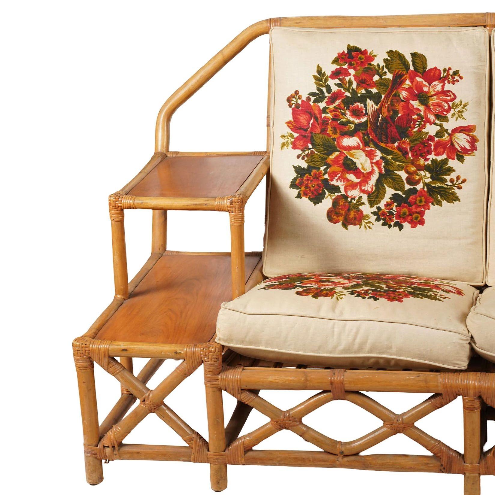 Rare MCM Canapé Chaise Ottomane en rotin à gradins Ensemble de salon avec tables d'appoint encastrées Excellent état - En vente à Van Nuys, CA