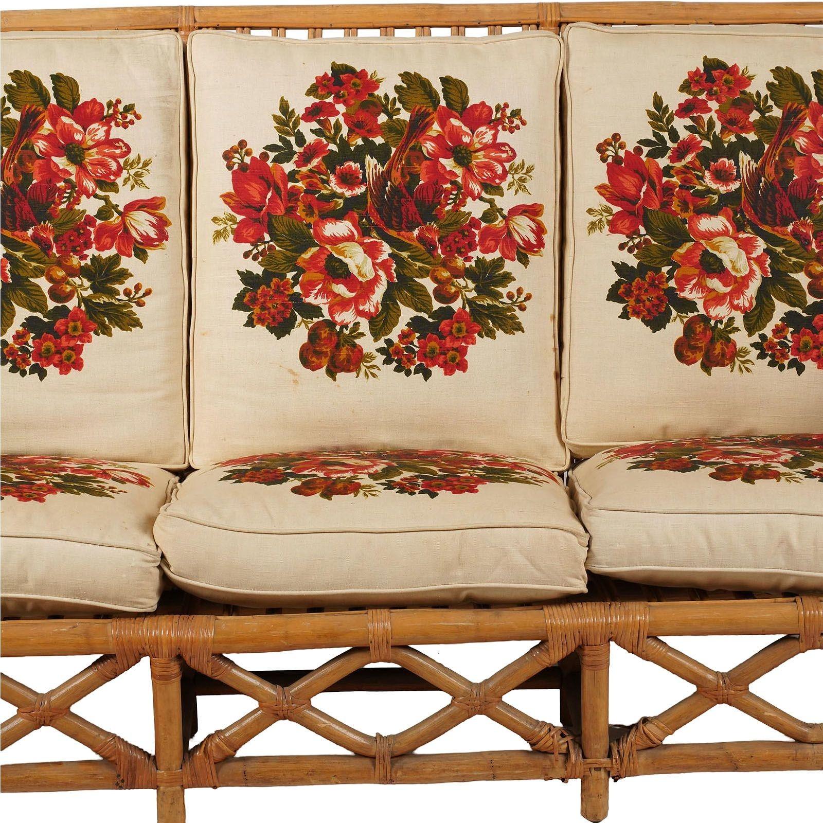 Milieu du XXe siècle Rare MCM Canapé Chaise Ottomane en rotin à gradins Ensemble de salon avec tables d'appoint encastrées en vente