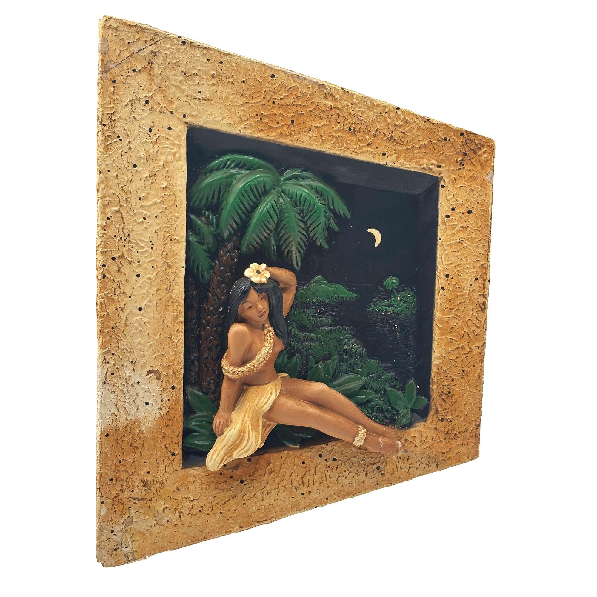 Juego de dos esculturas de pared de cerámica artística en 3d Noche estrellada de mediados de siglo con una Chica Hula y un Chico Ukelele a juego. Cada cultivo presenta una escultura de una figura joven en un entorno tropical hawaiano nocturno con un