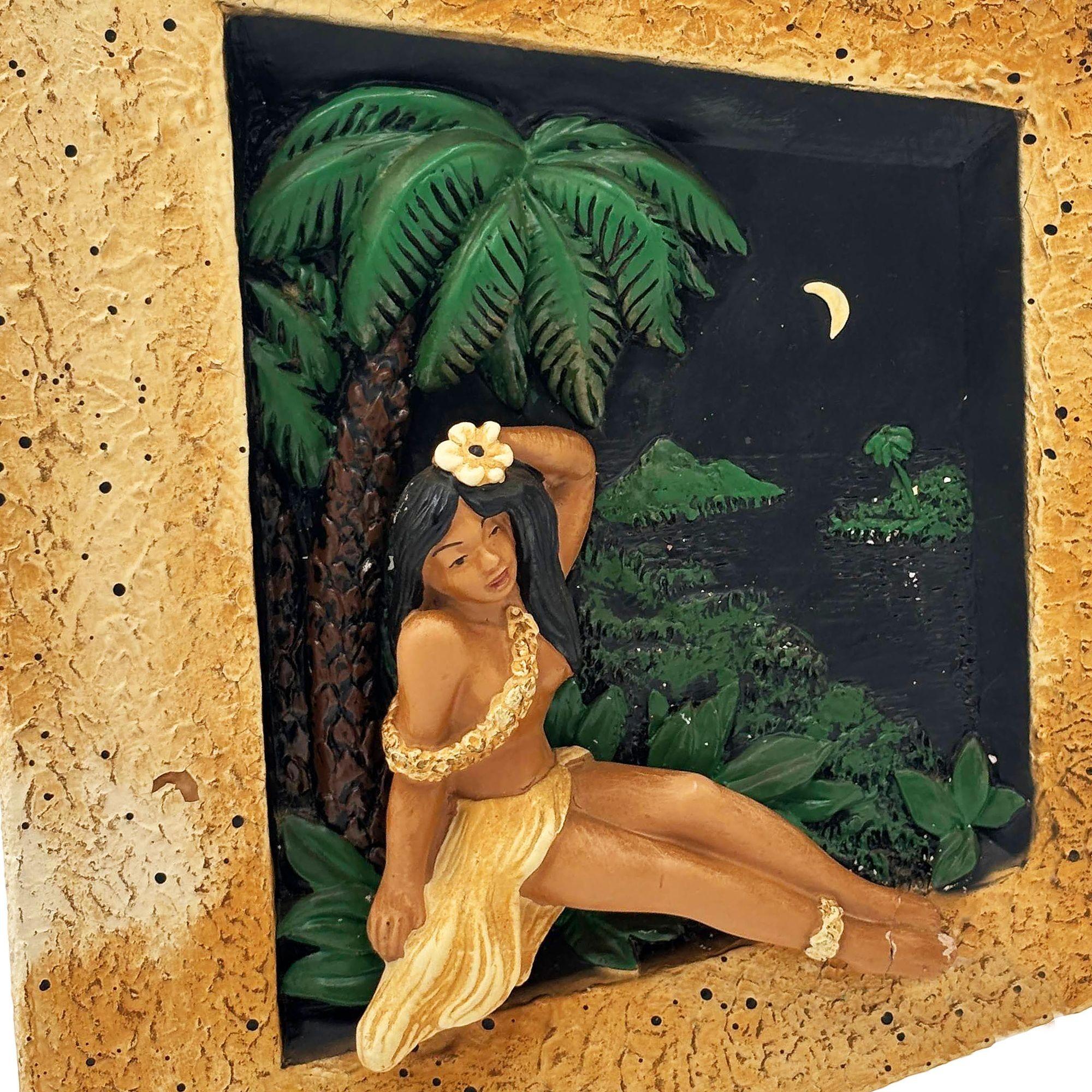 Raro par de esculturas de pared en 3D de cerámica artística MCM Tropical Hula Girl & Ukulele Boy Moderno de mediados de siglo en venta