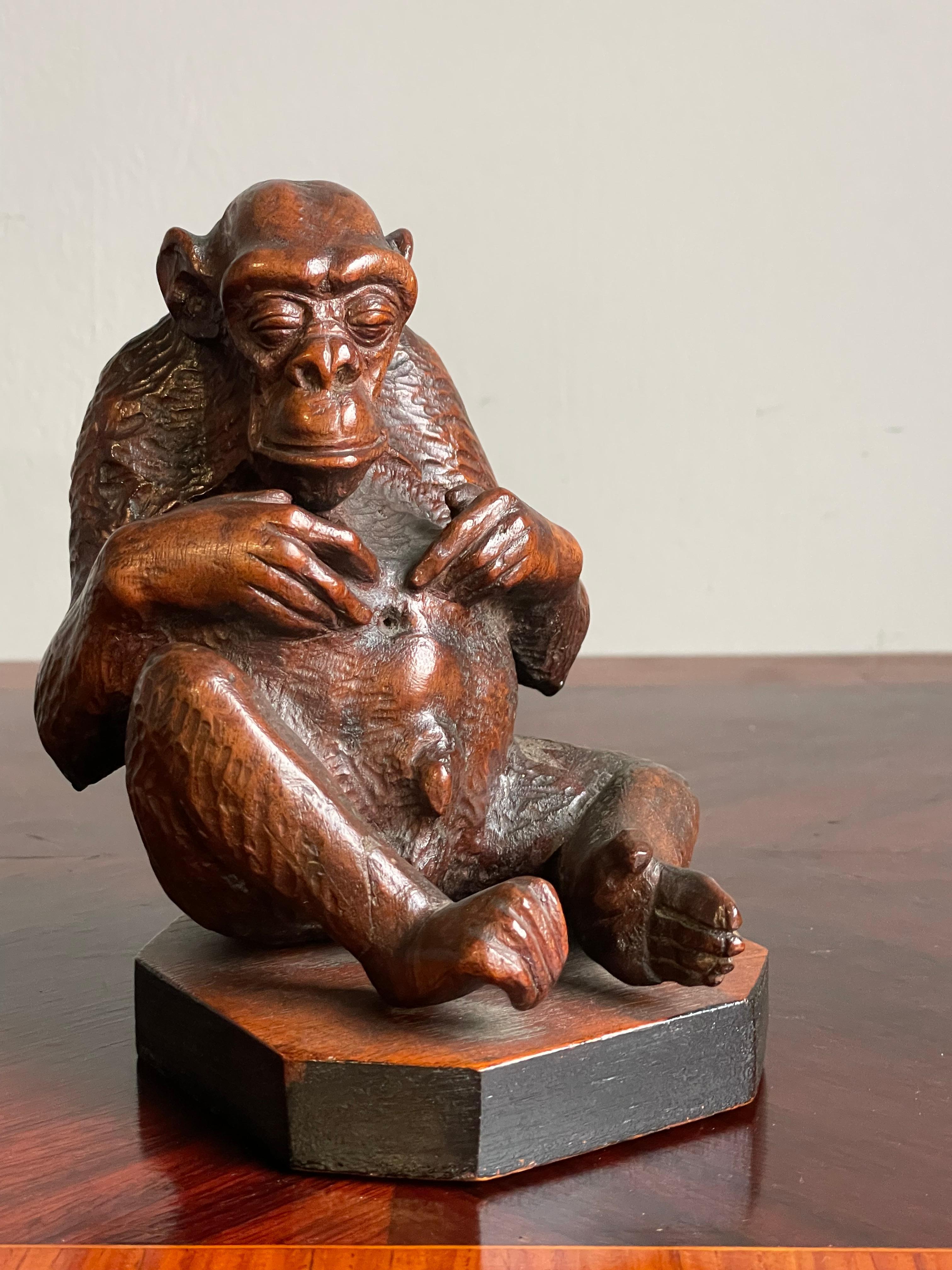Seltene und wunderbare antike handgeschnitzte Chimpanzee-Skulptur aus Nussbaumholz, Navel Gazing (Arts and Crafts) im Angebot