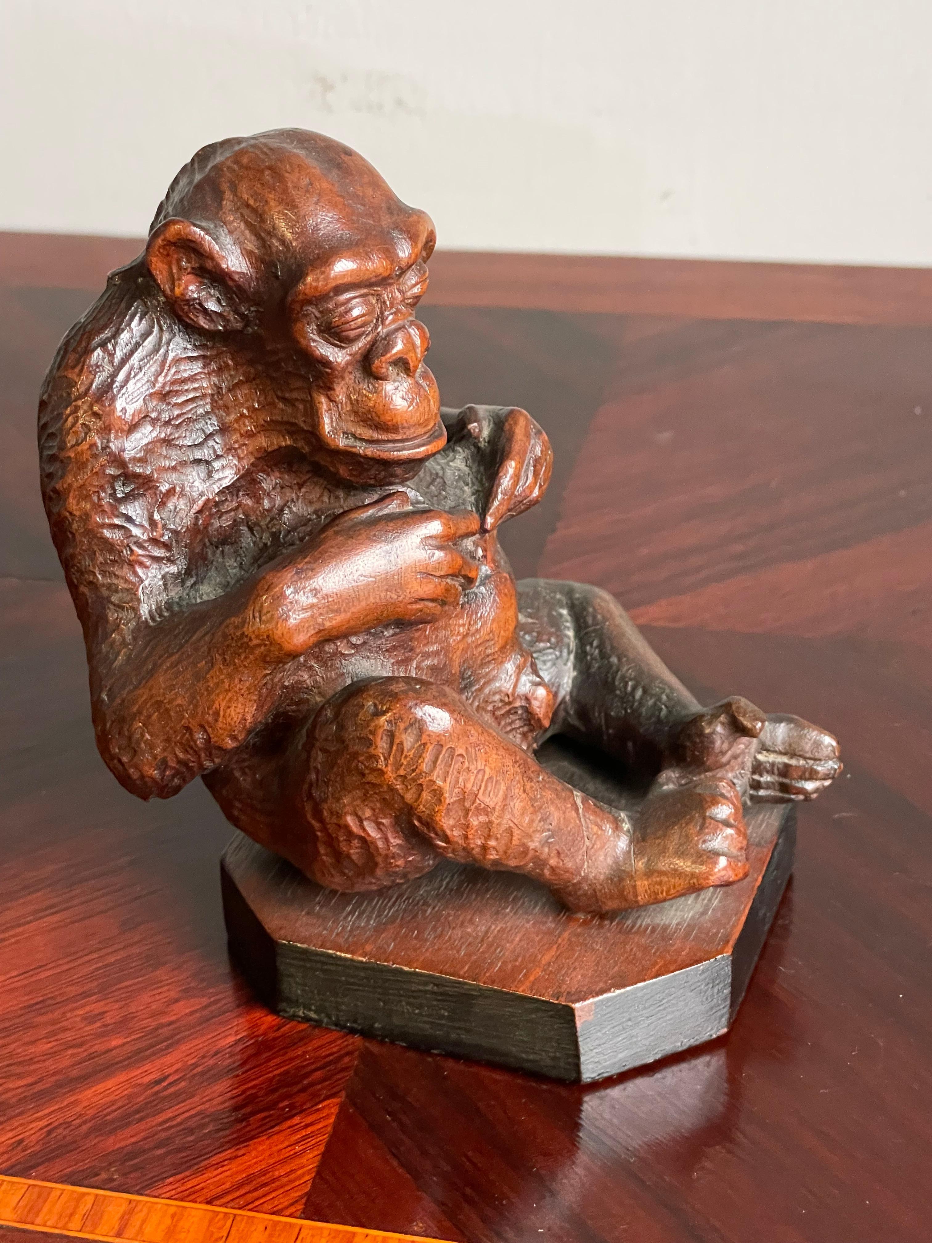 Seltene und wunderbare antike handgeschnitzte Chimpanzee-Skulptur aus Nussbaumholz, Navel Gazing (20. Jahrhundert) im Angebot