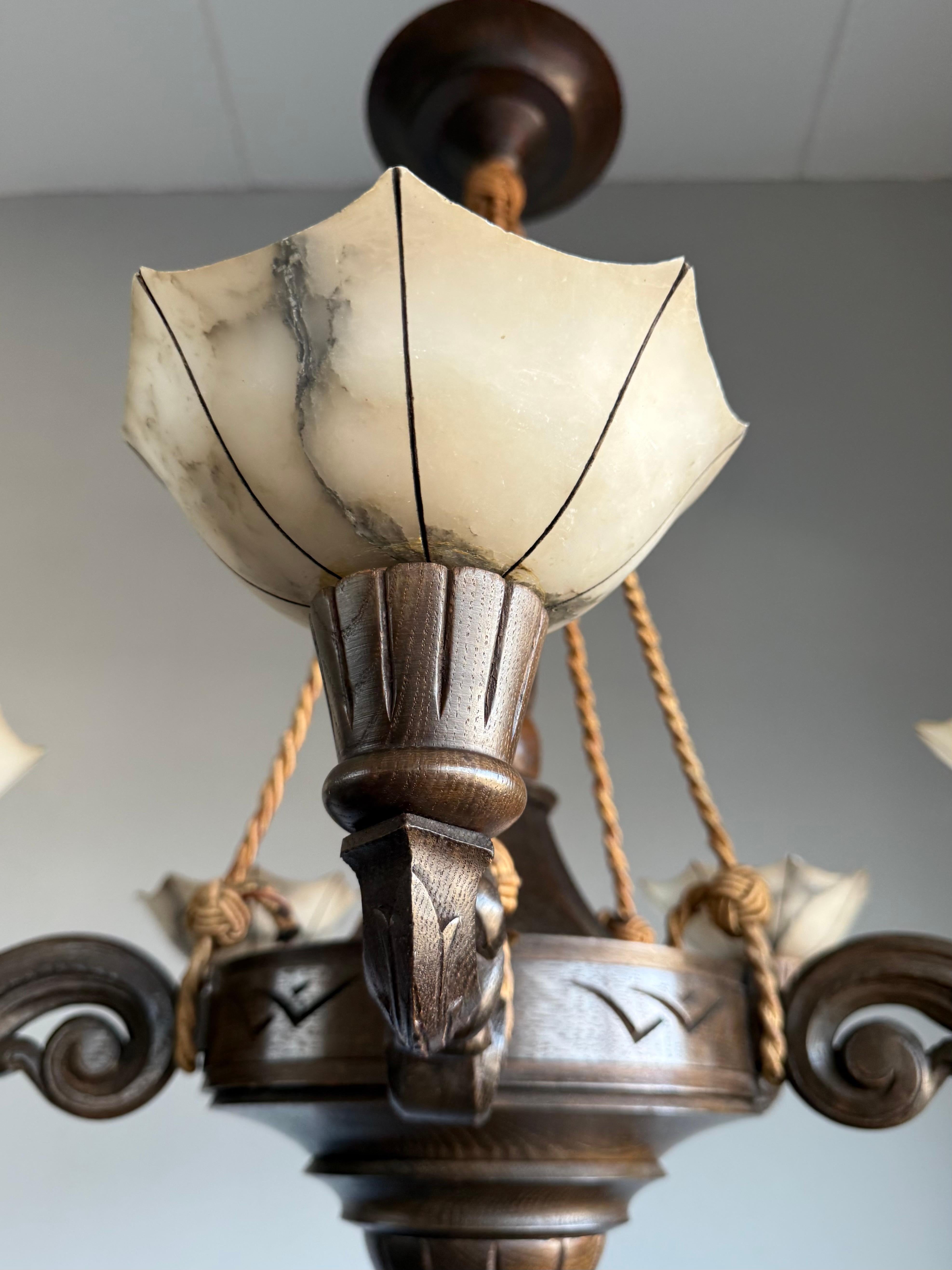 Raro e significativo lampadario Art Deco a 5 luci con scultura di gufo e paralumi in alabastro in vendita 2