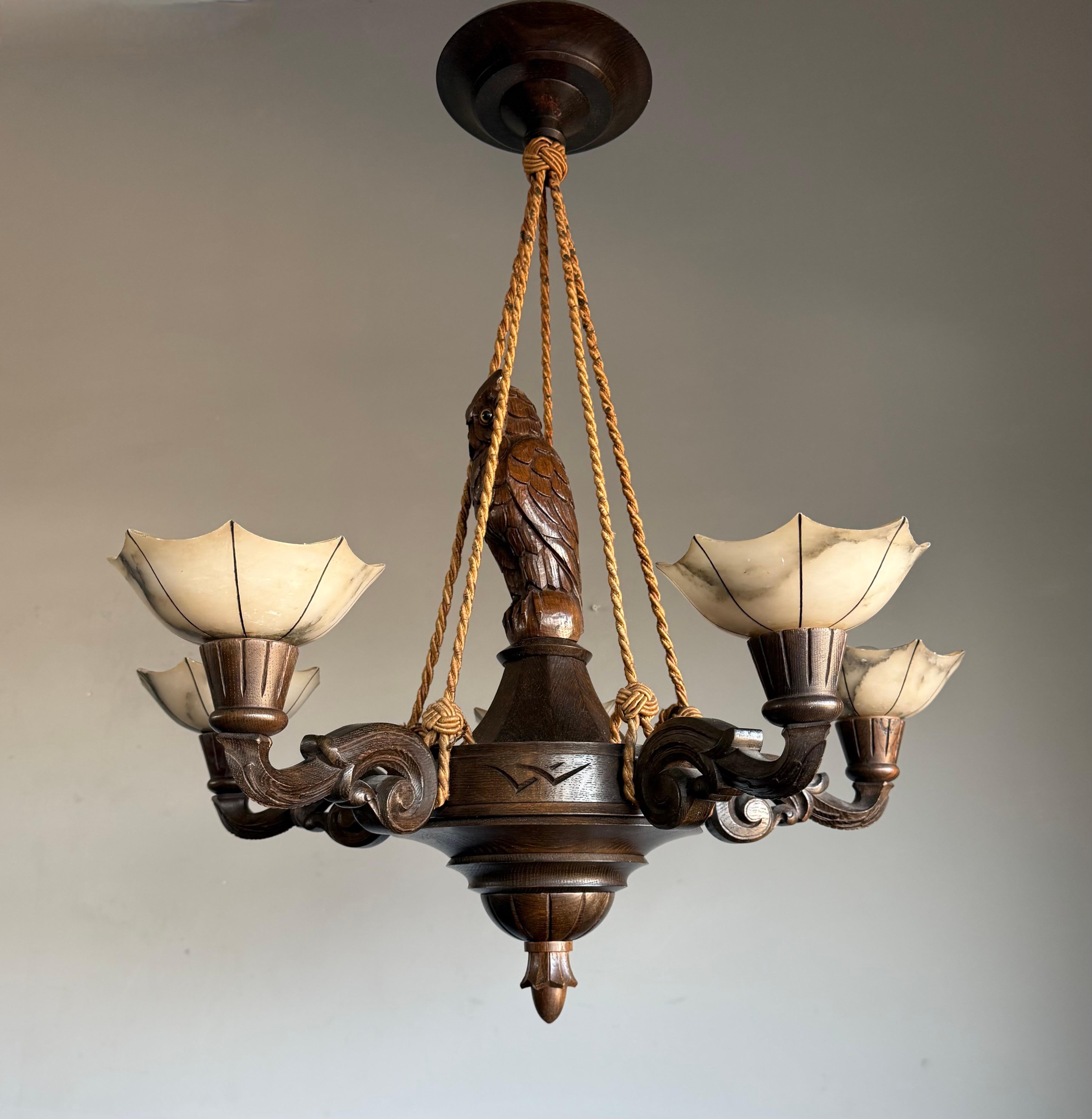 Raro e significativo lampadario Art Deco a 5 luci con scultura di gufo e paralumi in alabastro in vendita 3