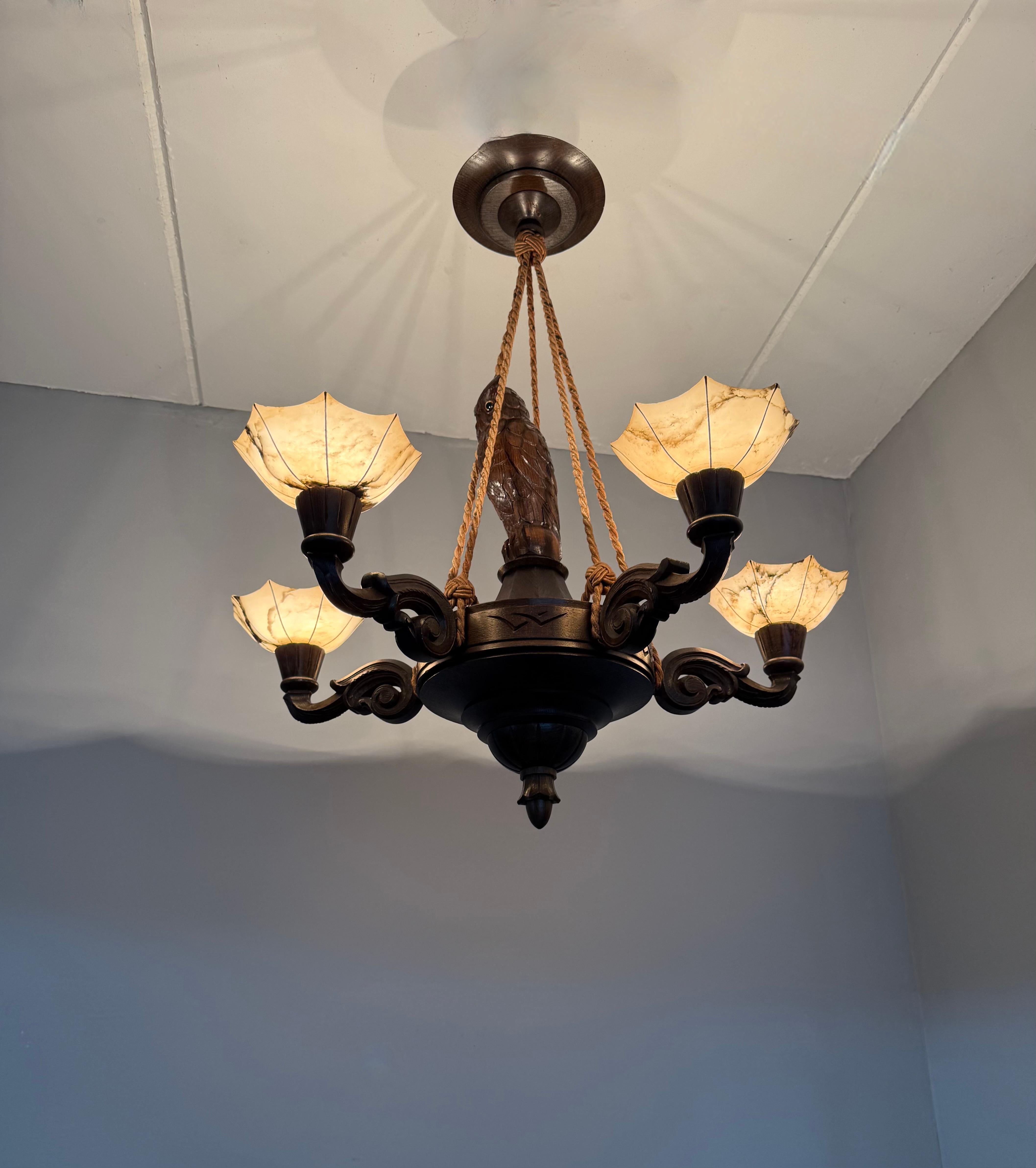 Raro e significativo lampadario Art Deco a 5 luci con scultura di gufo e paralumi in alabastro in vendita 4