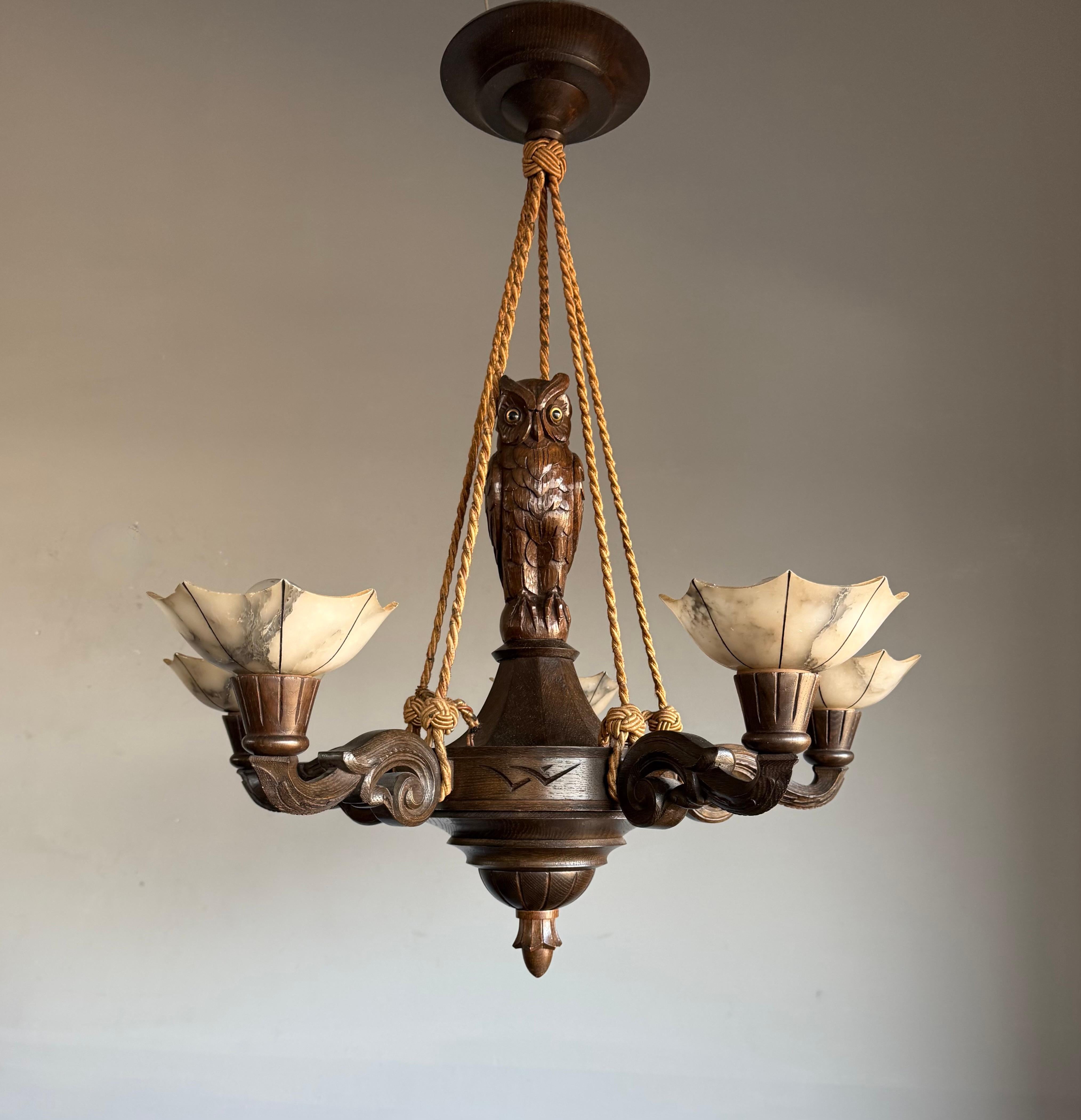 Raro e significativo lampadario Art Deco a 5 luci con scultura di gufo e paralumi in alabastro in vendita 7