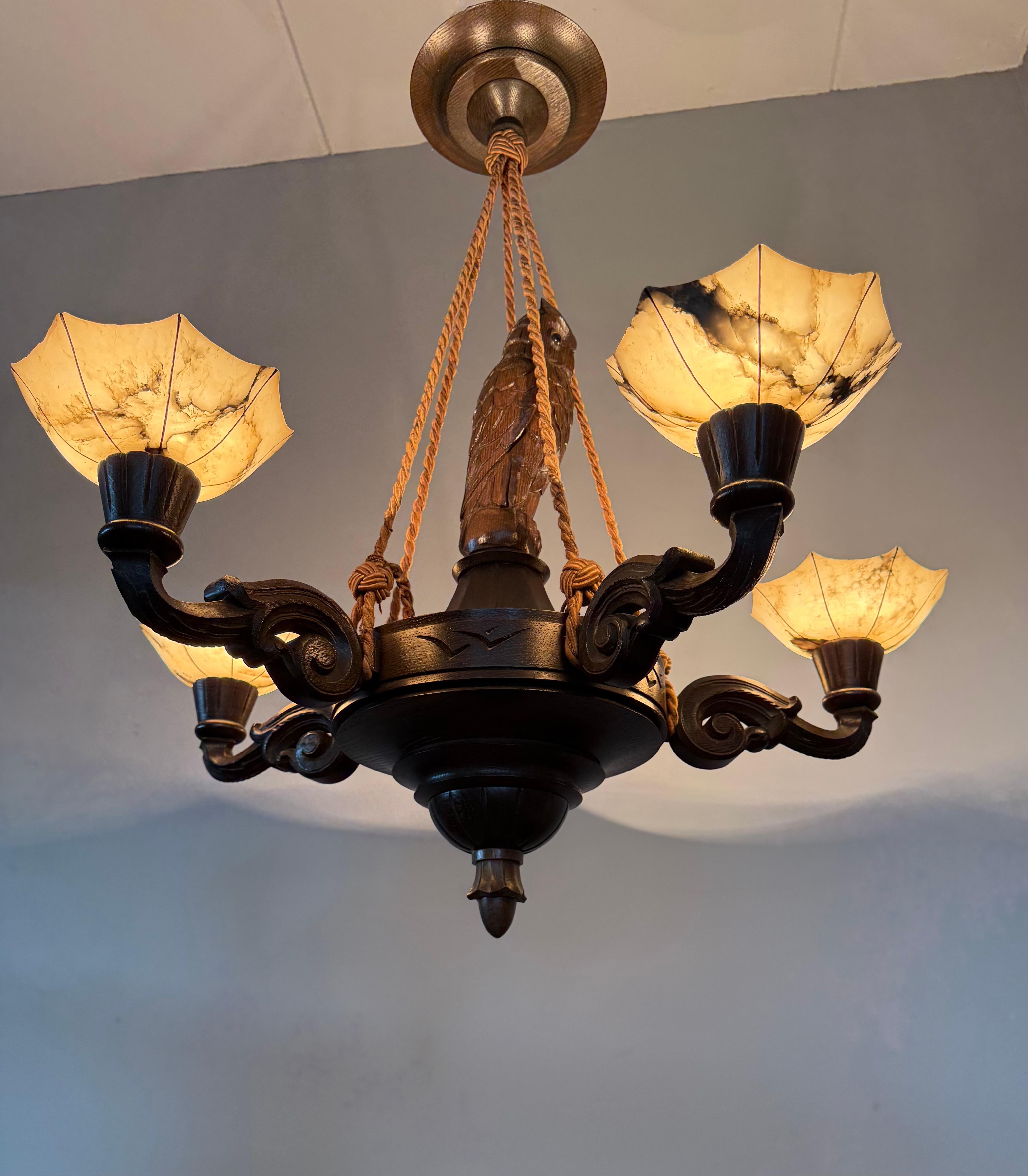 Raro e significativo lampadario Art Deco a 5 luci con scultura di gufo e paralumi in alabastro in vendita 9