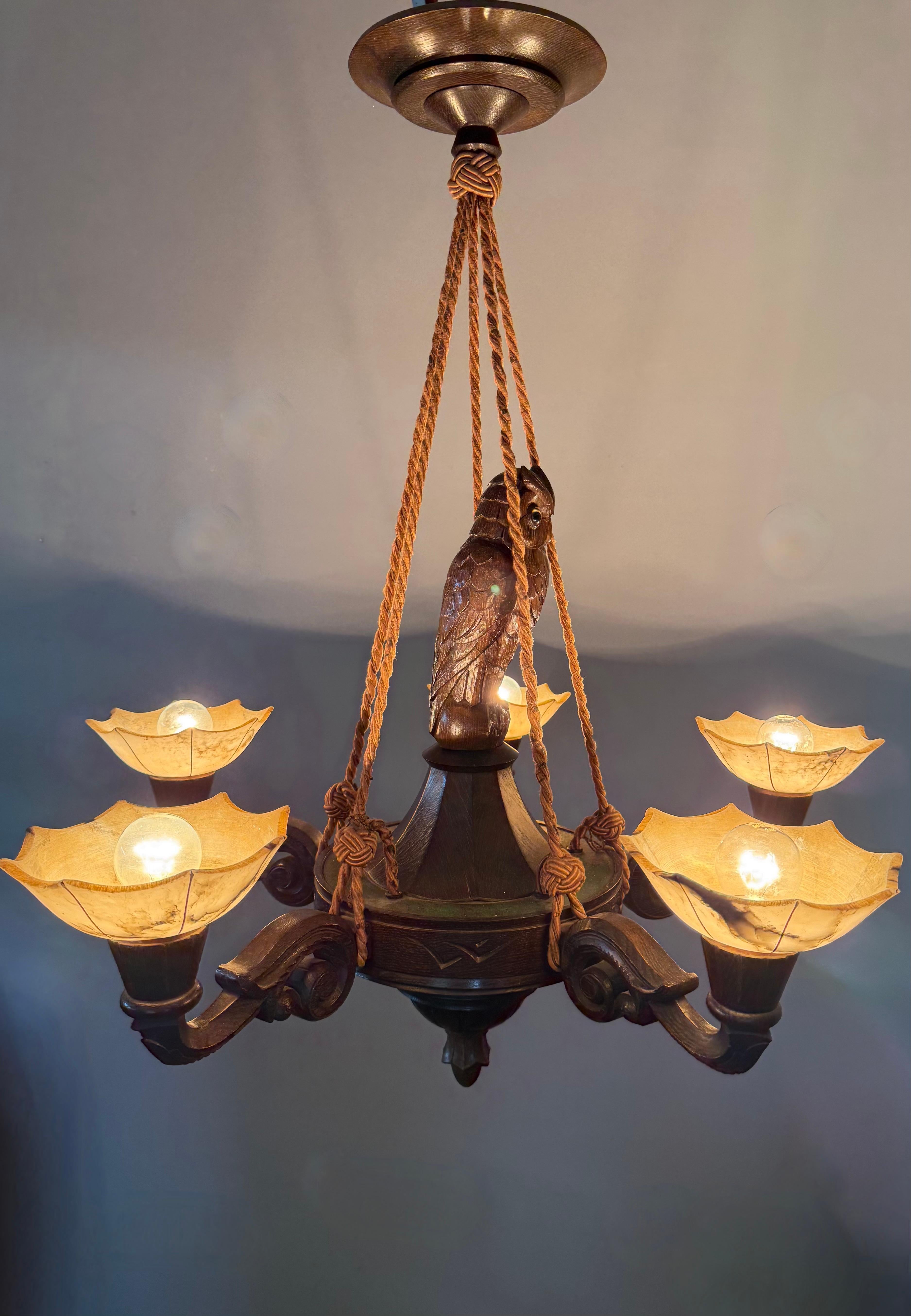 Raro e significativo lampadario Art Deco a 5 luci con scultura di gufo e paralumi in alabastro in vendita 10