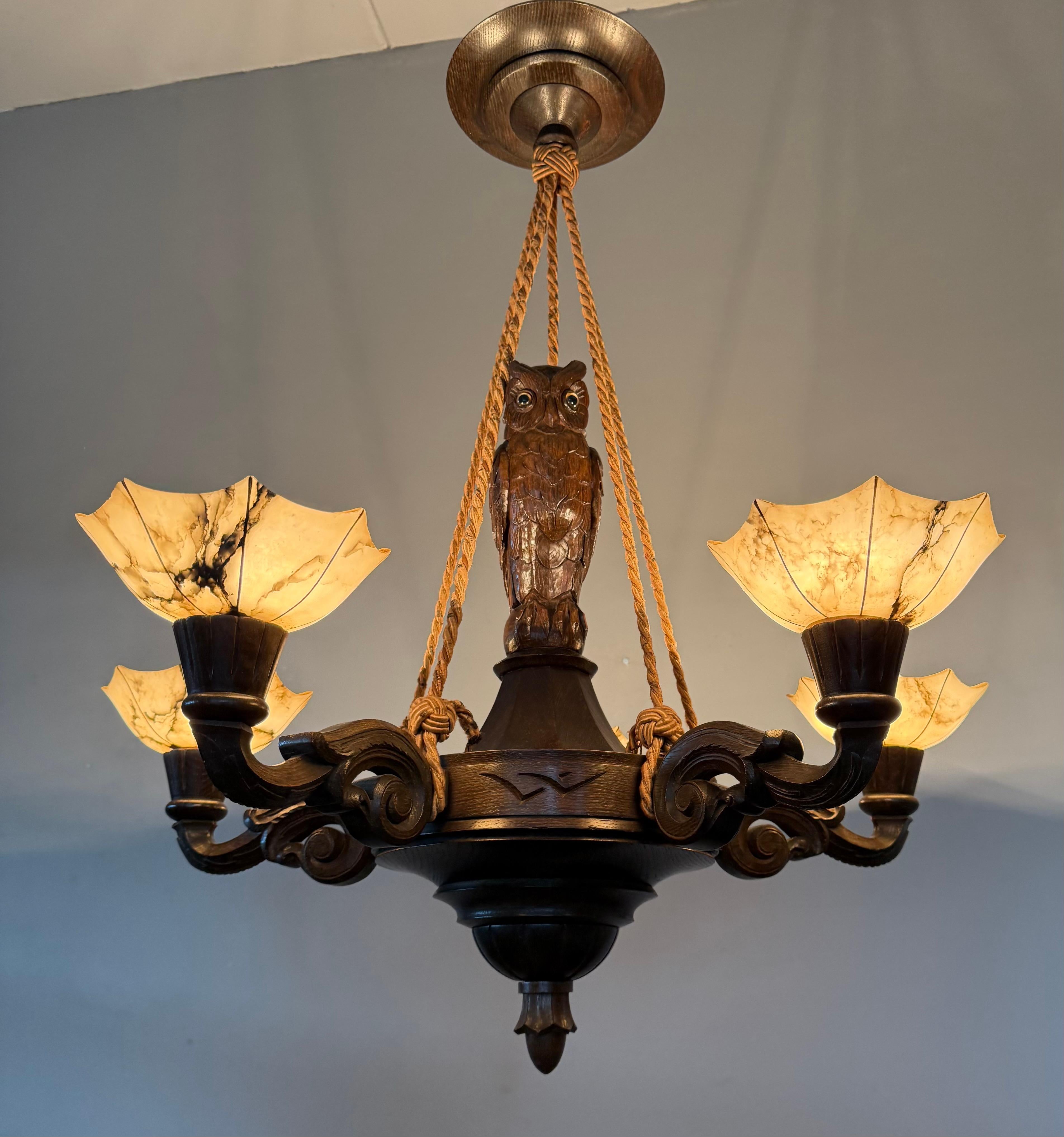 Raro e significativo lampadario Art Deco a 5 luci con scultura di gufo e paralumi in alabastro in vendita 11