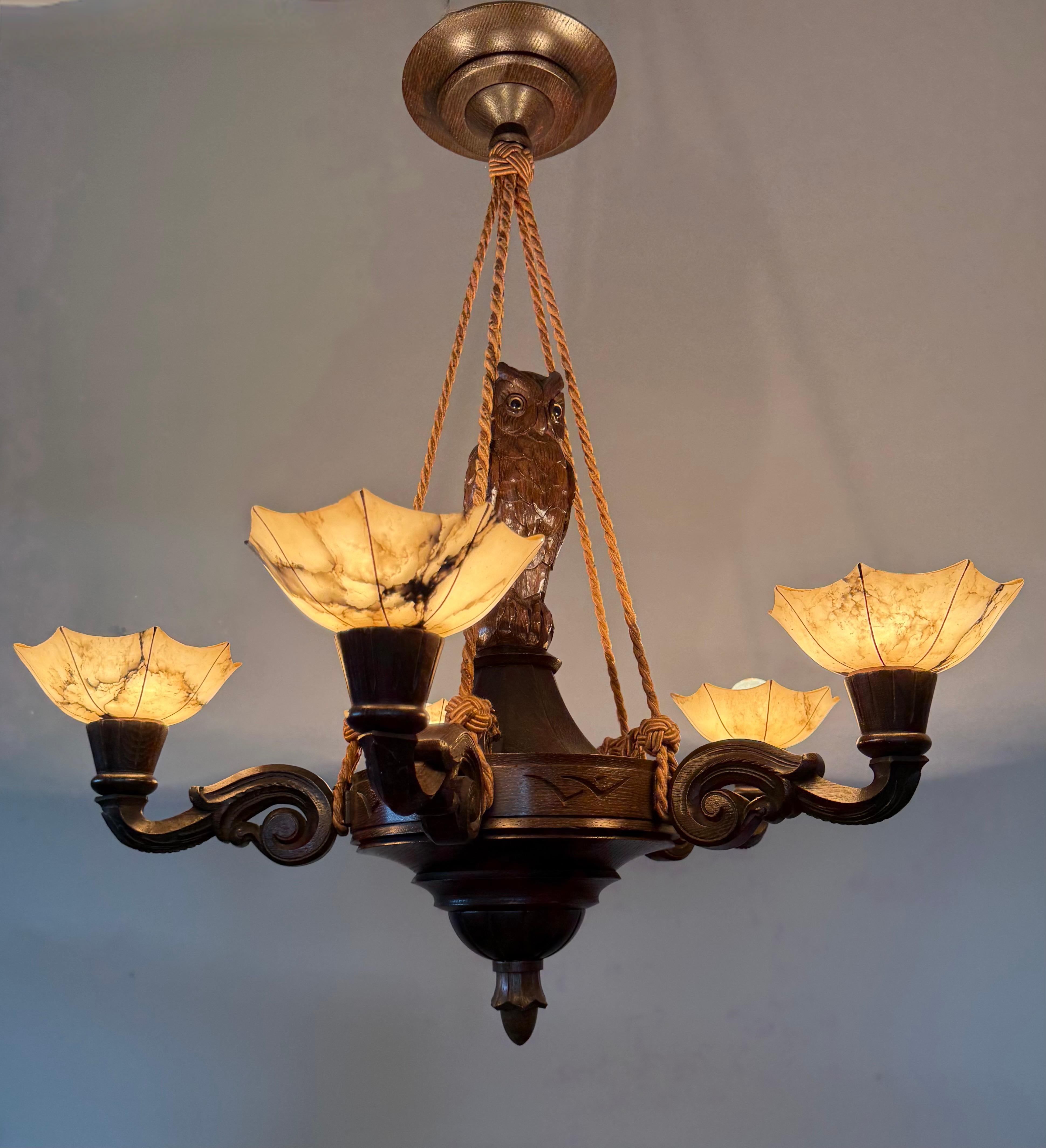 Raro e significativo lampadario Art Deco a 5 luci con scultura di gufo e paralumi in alabastro in vendita 12