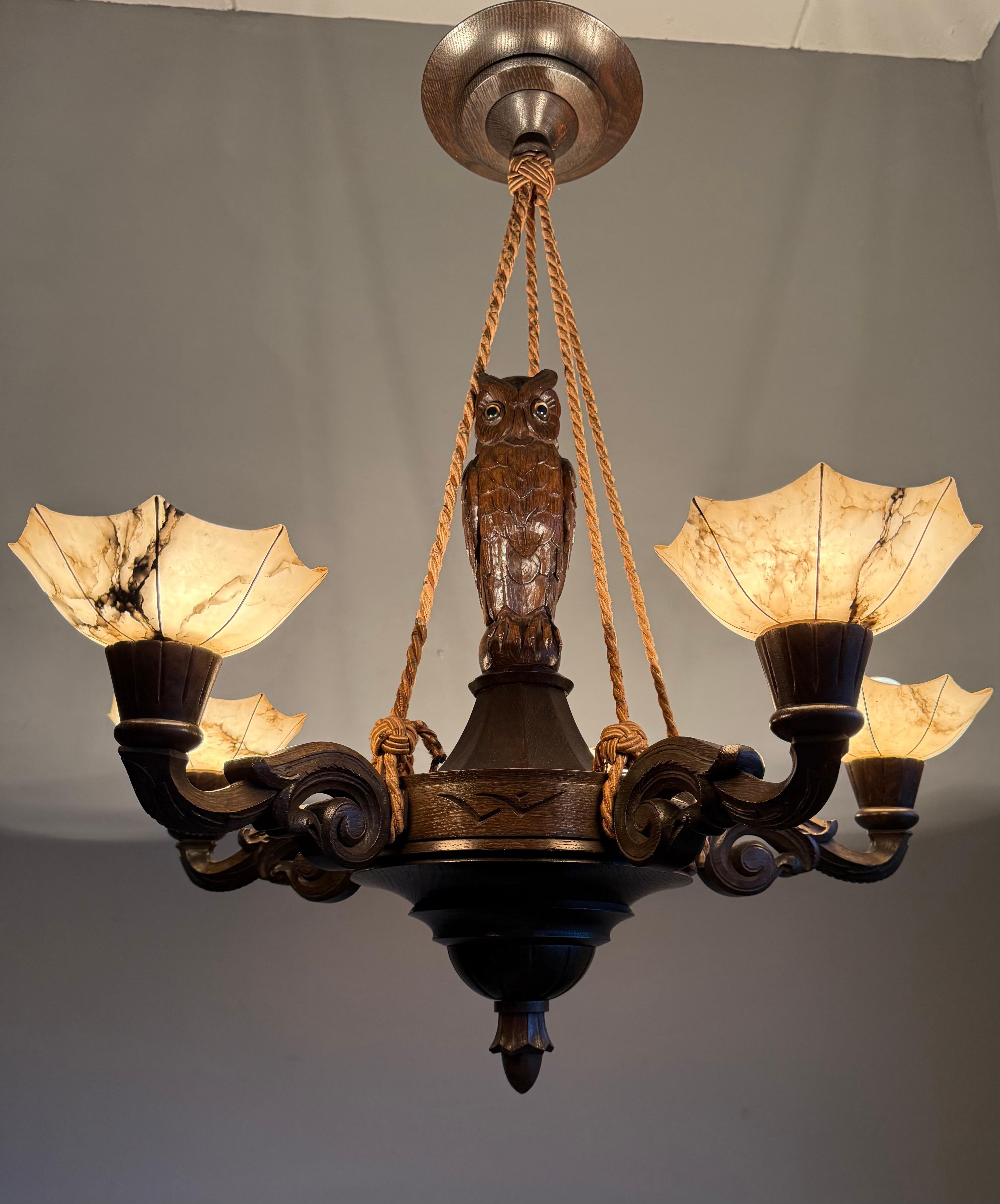 Art Déco Raro e significativo lampadario Art Deco a 5 luci con scultura di gufo e paralumi in alabastro in vendita