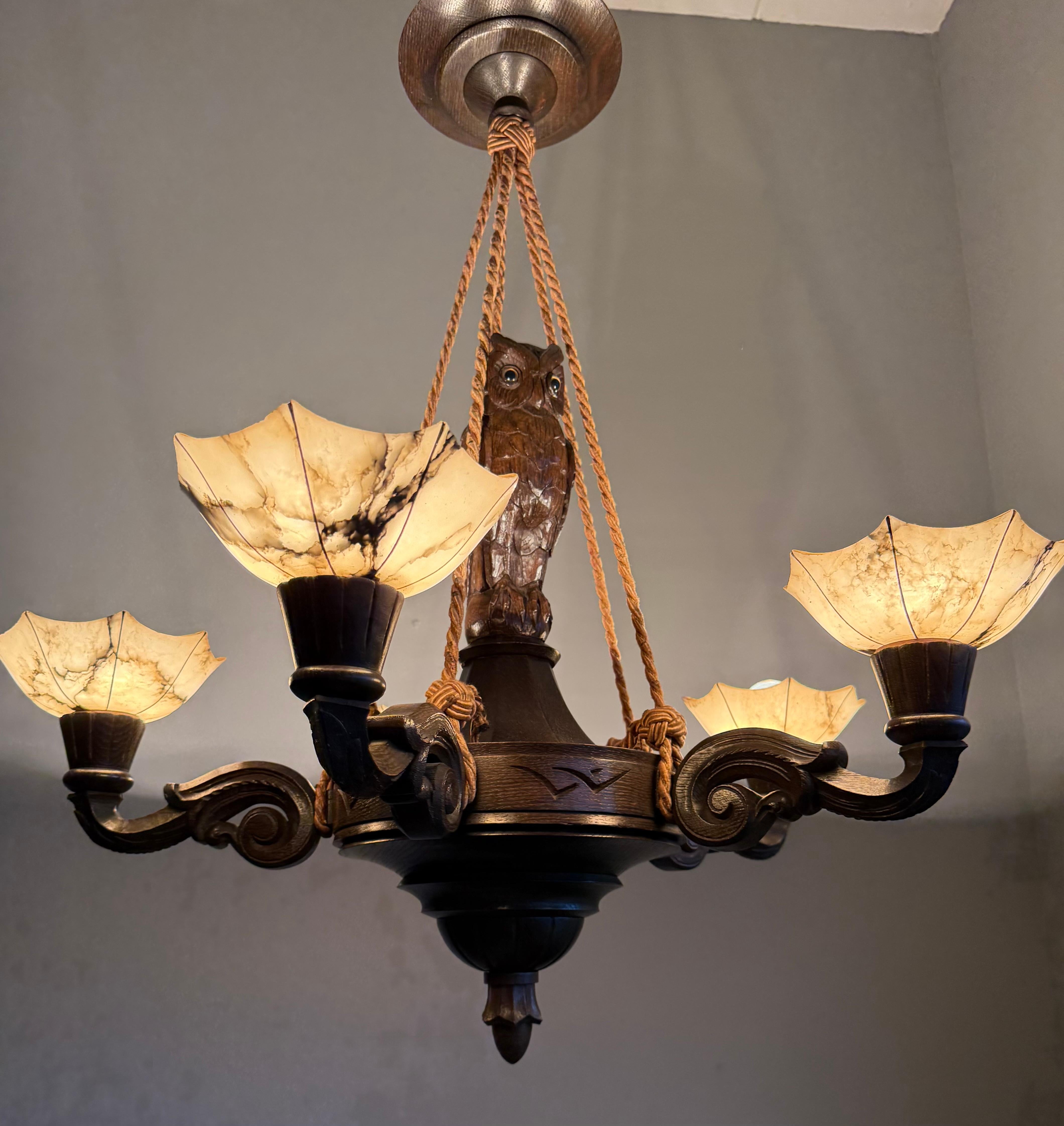 Europeo Raro e significativo lampadario Art Deco a 5 luci con scultura di gufo e paralumi in alabastro in vendita