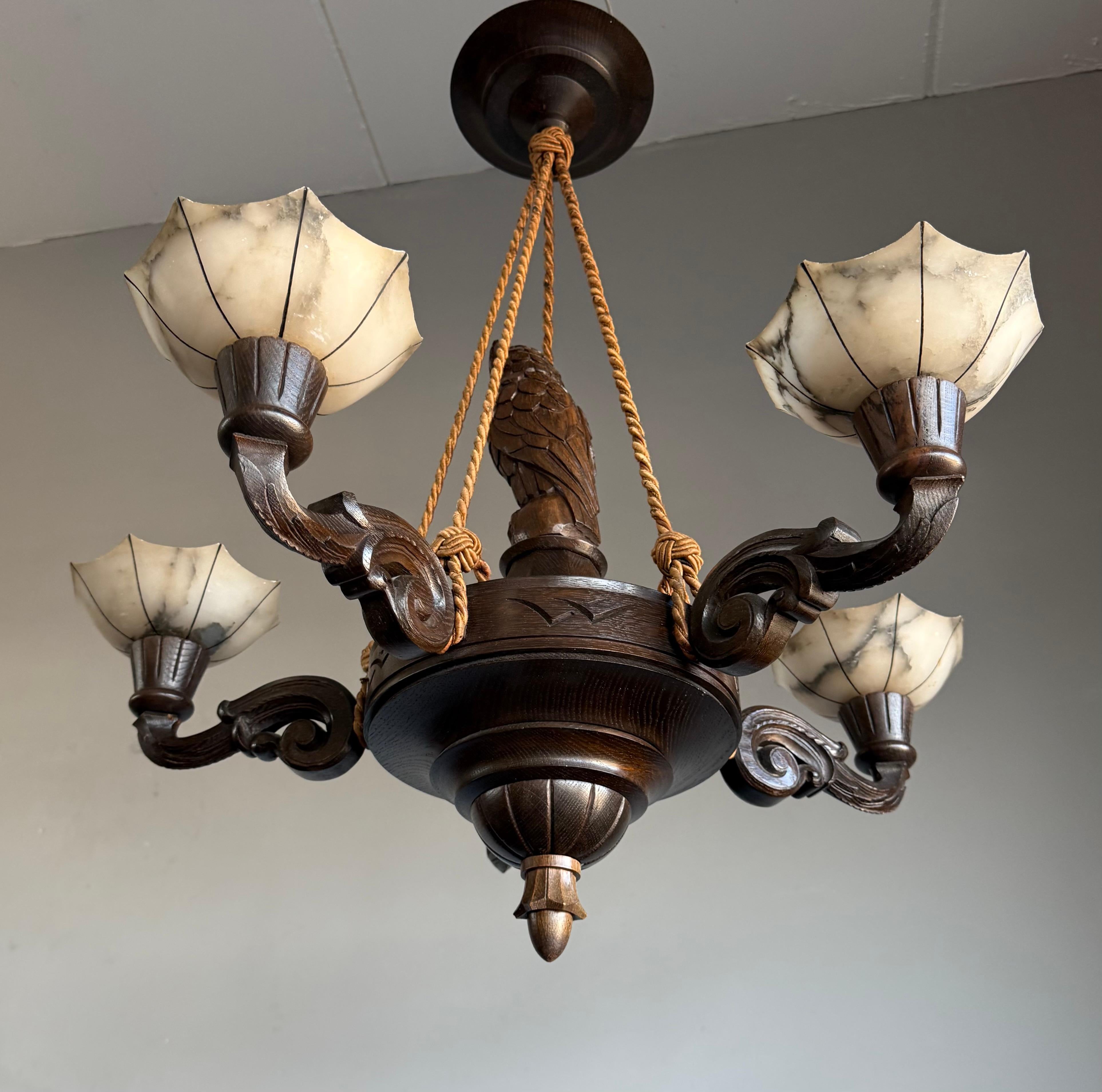 Intagliato a mano Raro e significativo lampadario Art Deco a 5 luci con scultura di gufo e paralumi in alabastro in vendita