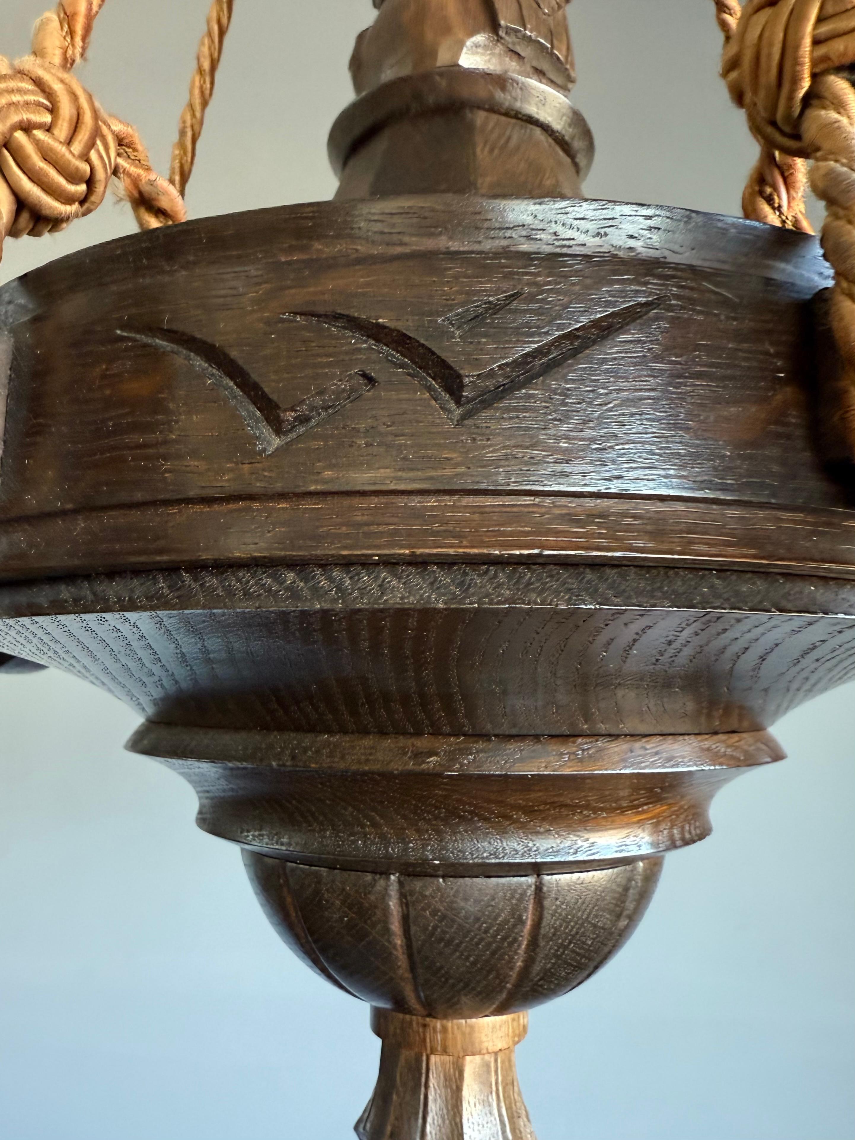 Raro e significativo lampadario Art Deco a 5 luci con scultura di gufo e paralumi in alabastro In condizioni buone in vendita a Lisse, NL