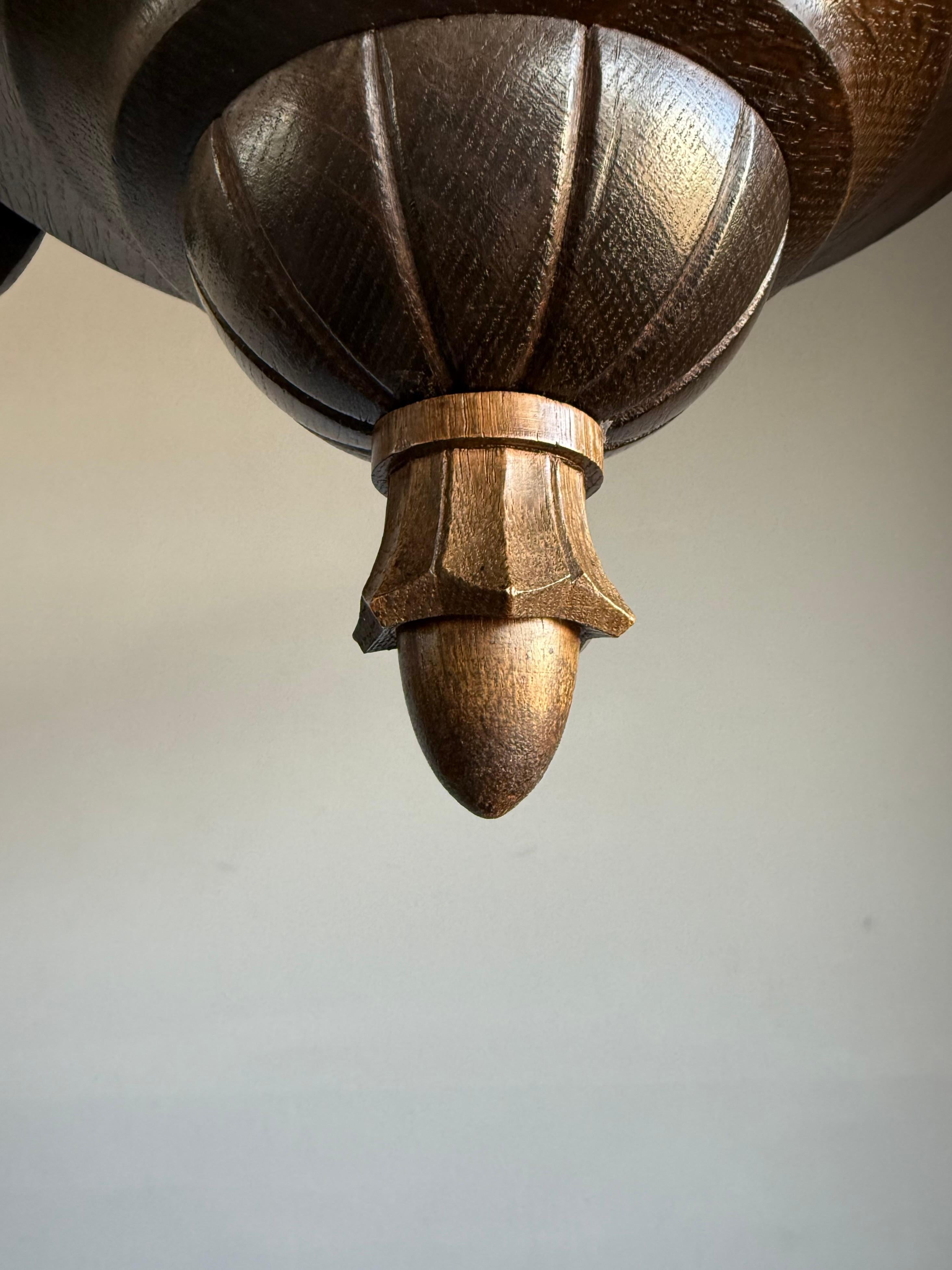 XX secolo Raro e significativo lampadario Art Deco a 5 luci con scultura di gufo e paralumi in alabastro in vendita