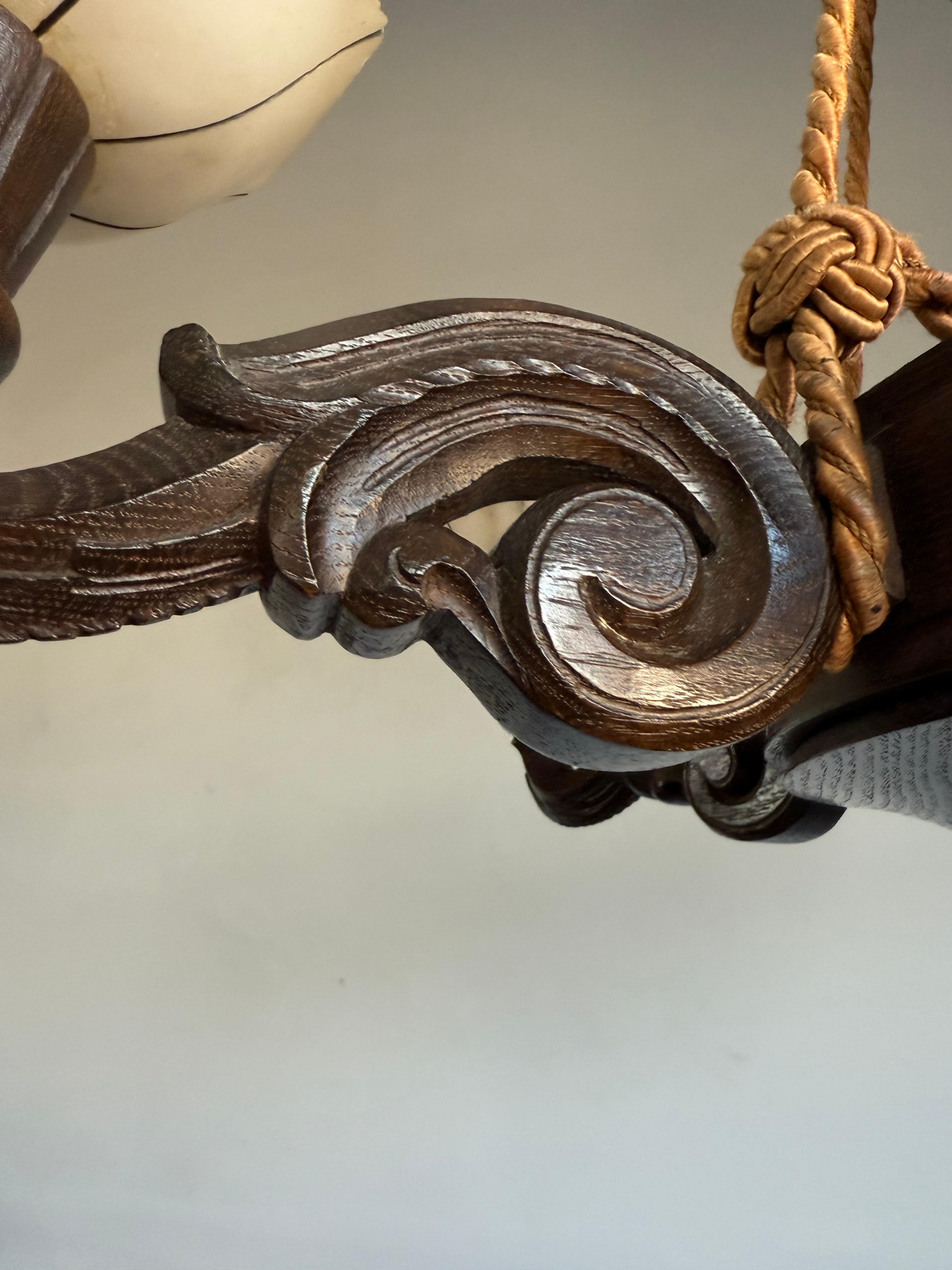 Metallo Raro e significativo lampadario Art Deco a 5 luci con scultura di gufo e paralumi in alabastro in vendita