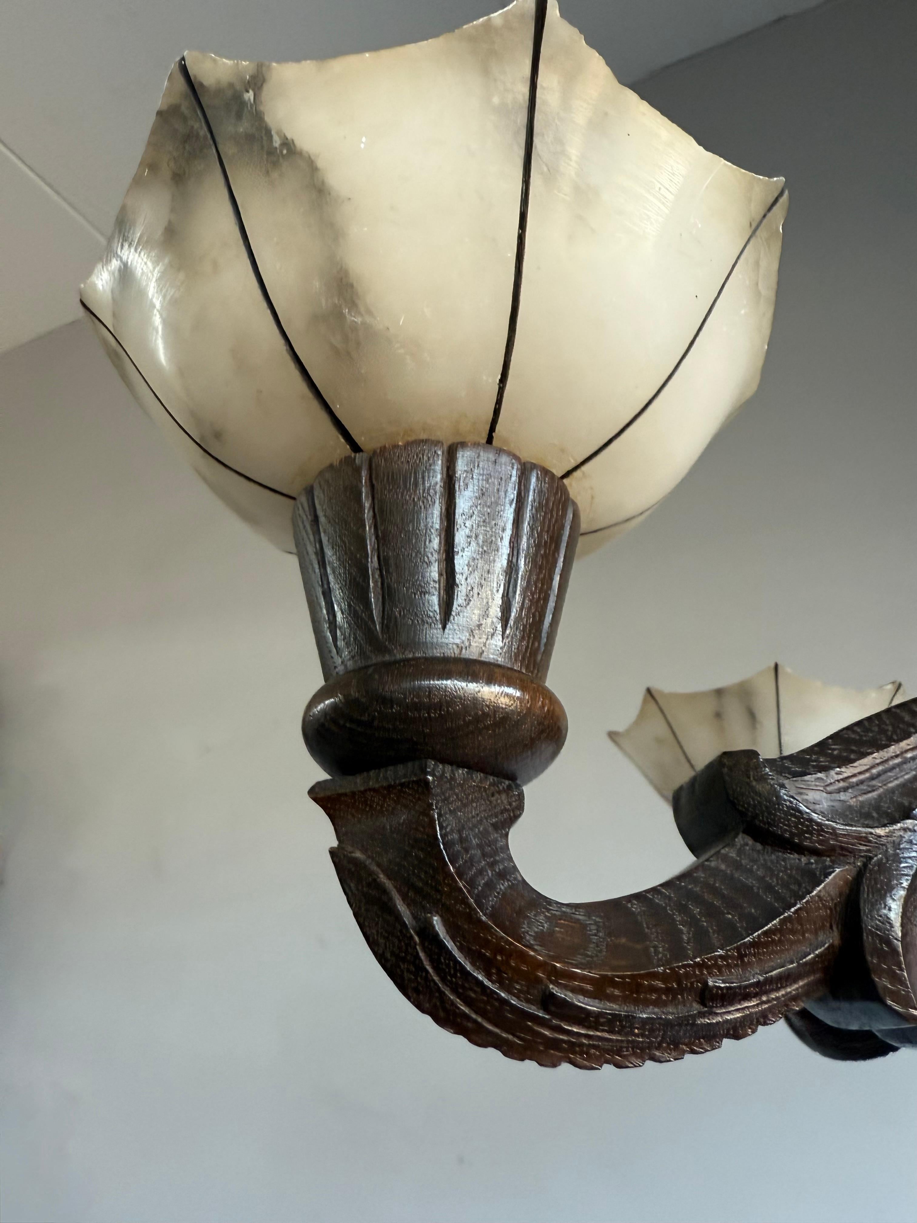 Raro e significativo lampadario Art Deco a 5 luci con scultura di gufo e paralumi in alabastro in vendita 1