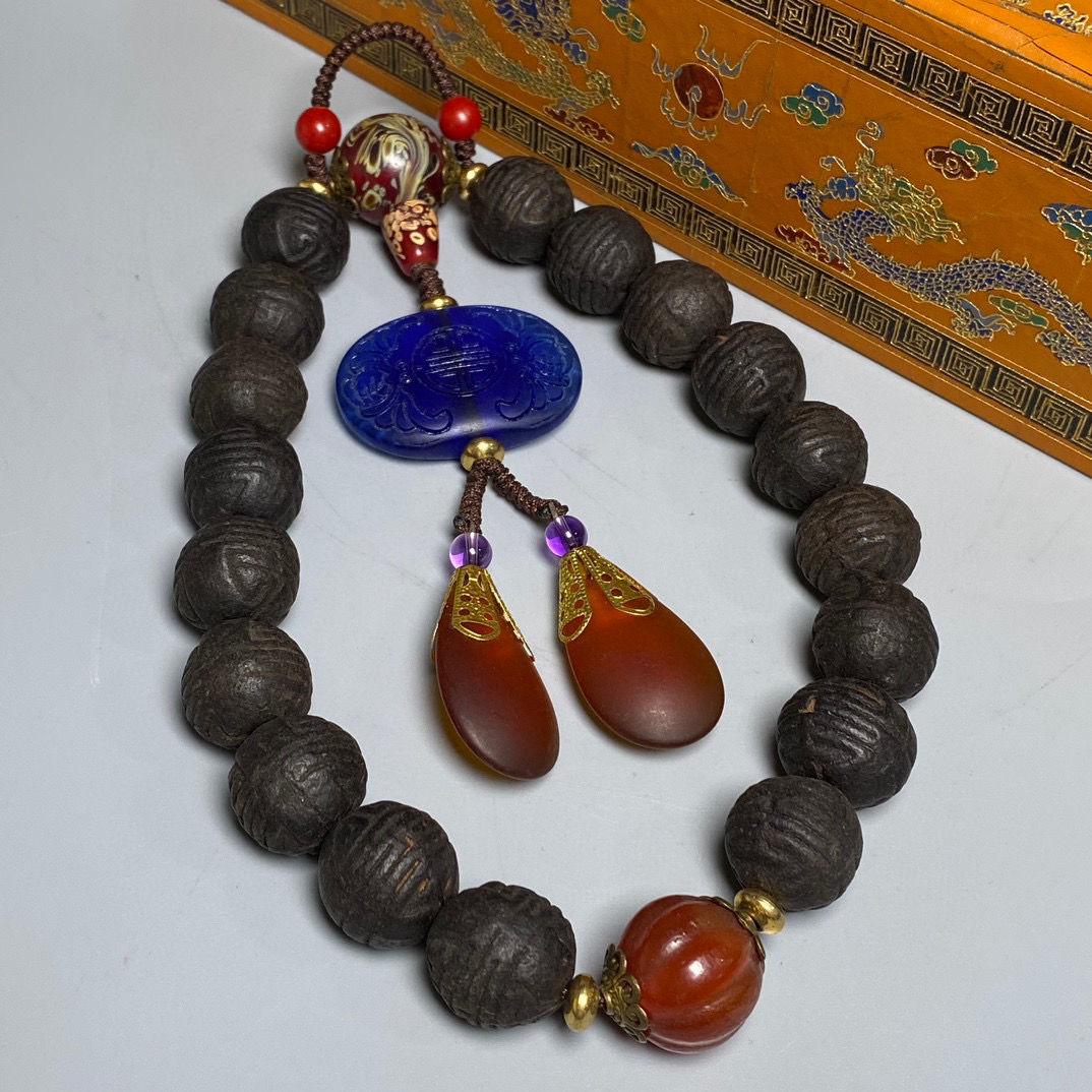 Shell Rare Medical Agarwood  bracelet, passed down from the Imperial Palace Hospital For Sale