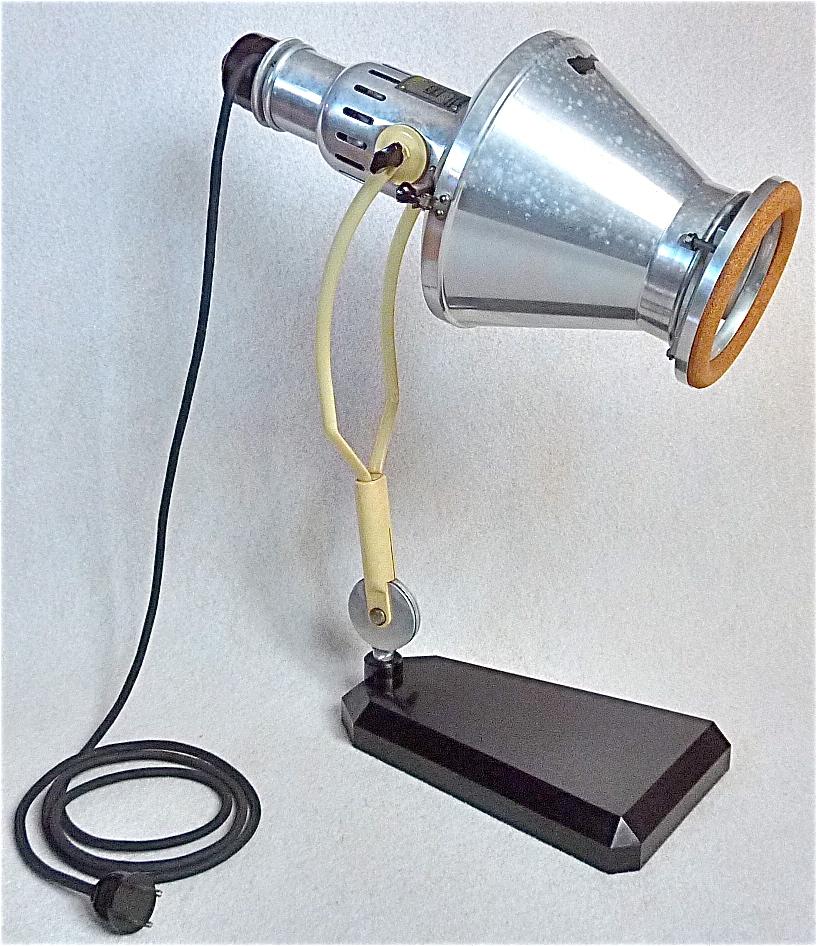 Super rare and important Bauhaus Original Hanau Sollux medical sun desk table lamp which can be dated Germany around 1930s. The fully adjustable light is made of ivory color enameled steel metal with concrete / bakelite base, switch and plug,