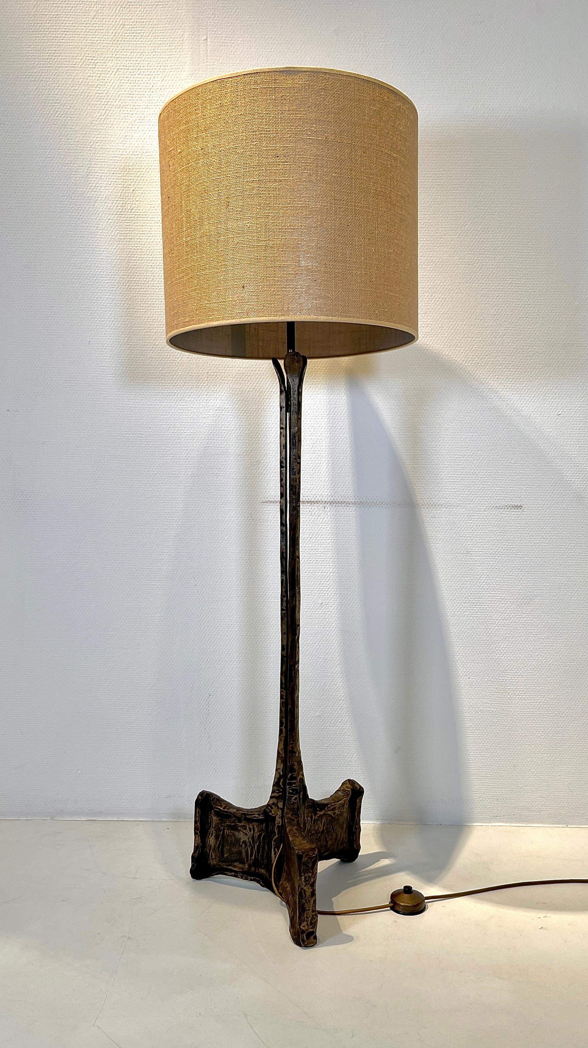 Rare Floor lamp by Lothar Klute, I also have a second identical one but bigger. a certificate of authenticity issued by the Klute family is also attached. The height at the level of the bulbs is adjustable by an ingenious system. diameter with shade