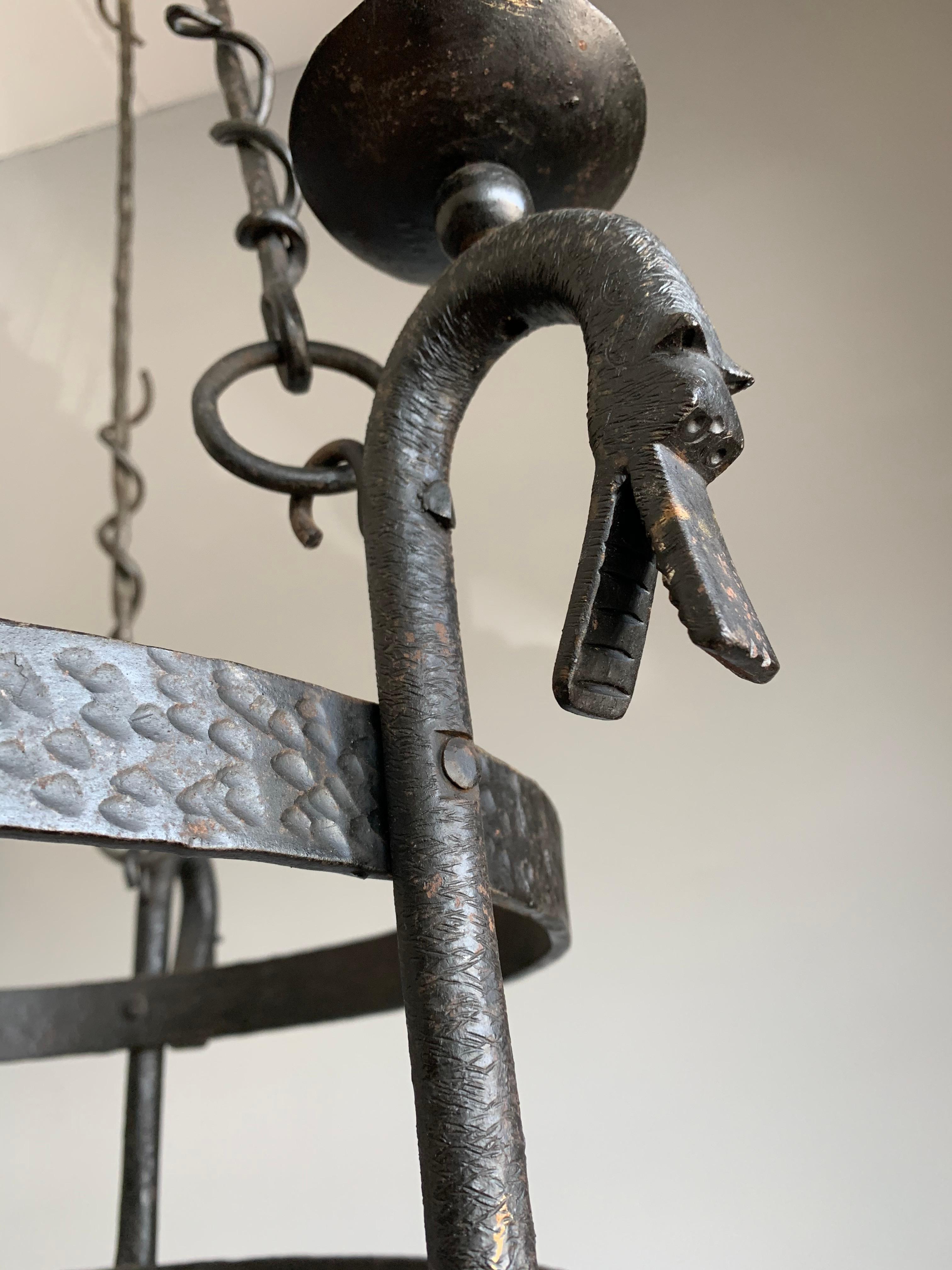 Raro Candelabro Dragón de Hierro Forjado a Mano de Estilo Medieval - Portavelas Ennegrecido en venta