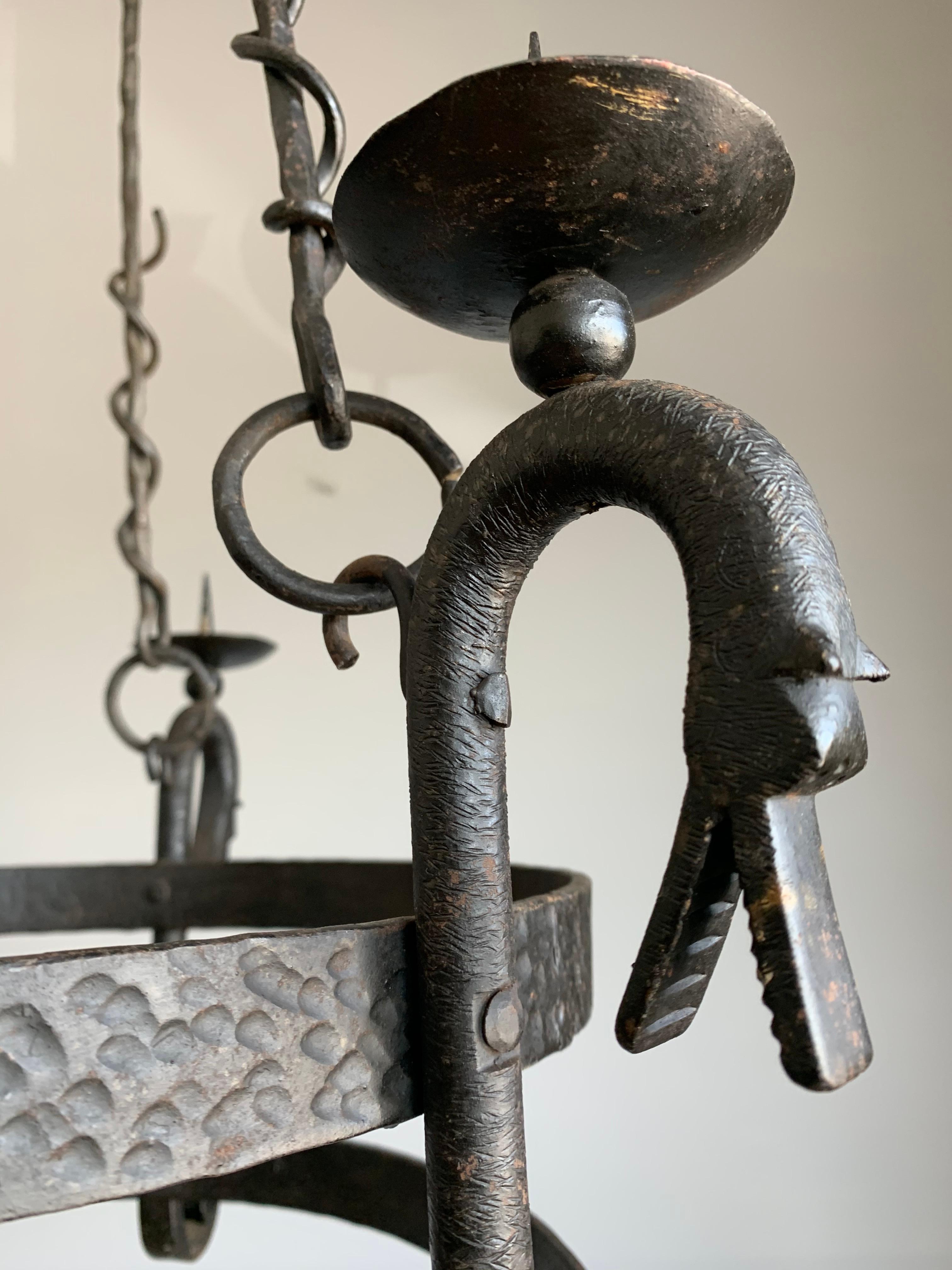 Raro Candelabro Dragón de Hierro Forjado a Mano de Estilo Medieval - Portavelas en Excelente estado para la venta en Lisse, NL