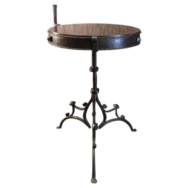 Rare table ronde médiévale en fer forgé avec plateau en porphyre